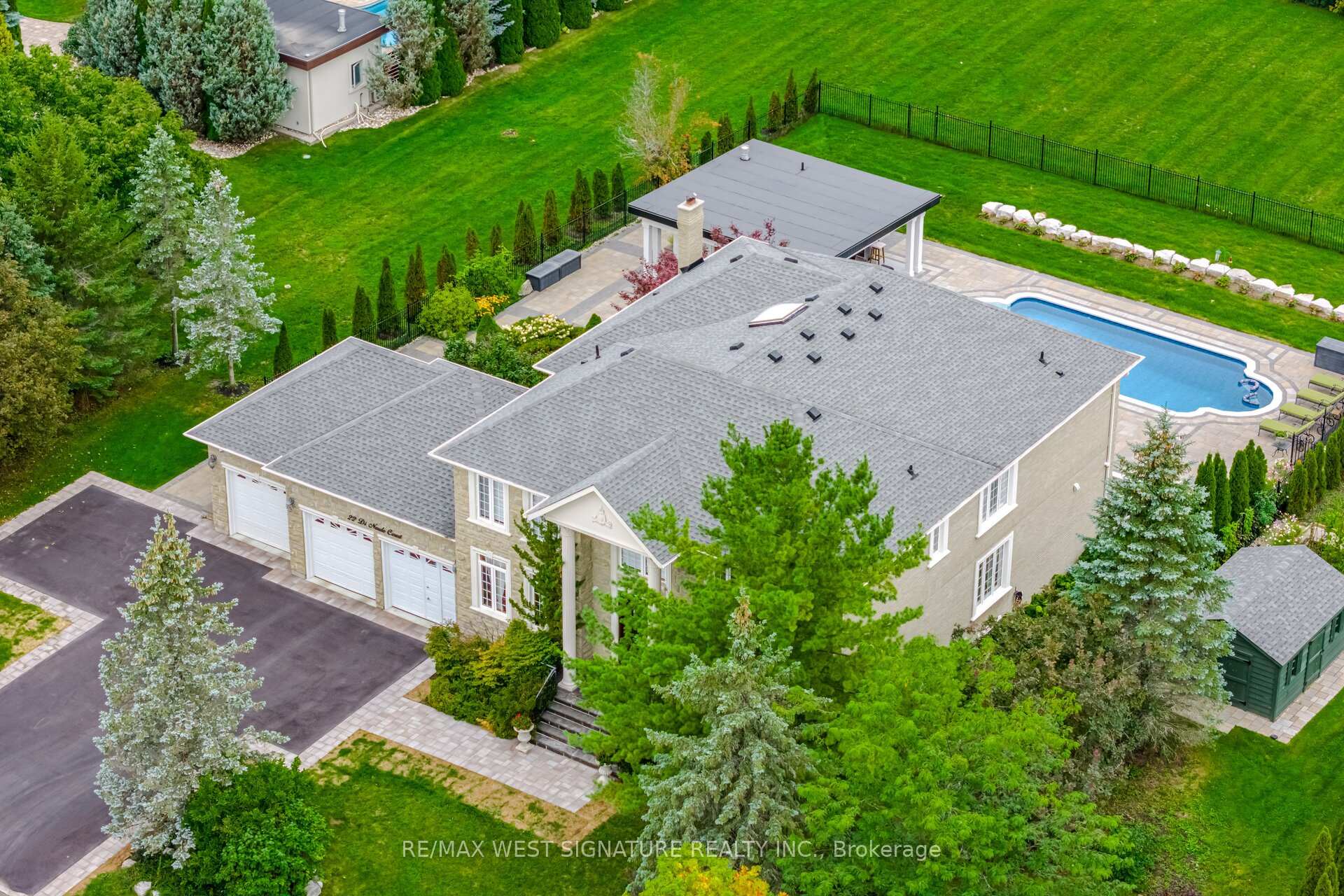 Photo 3 of 22 Di Nardo Court, King, King City — HOMEH