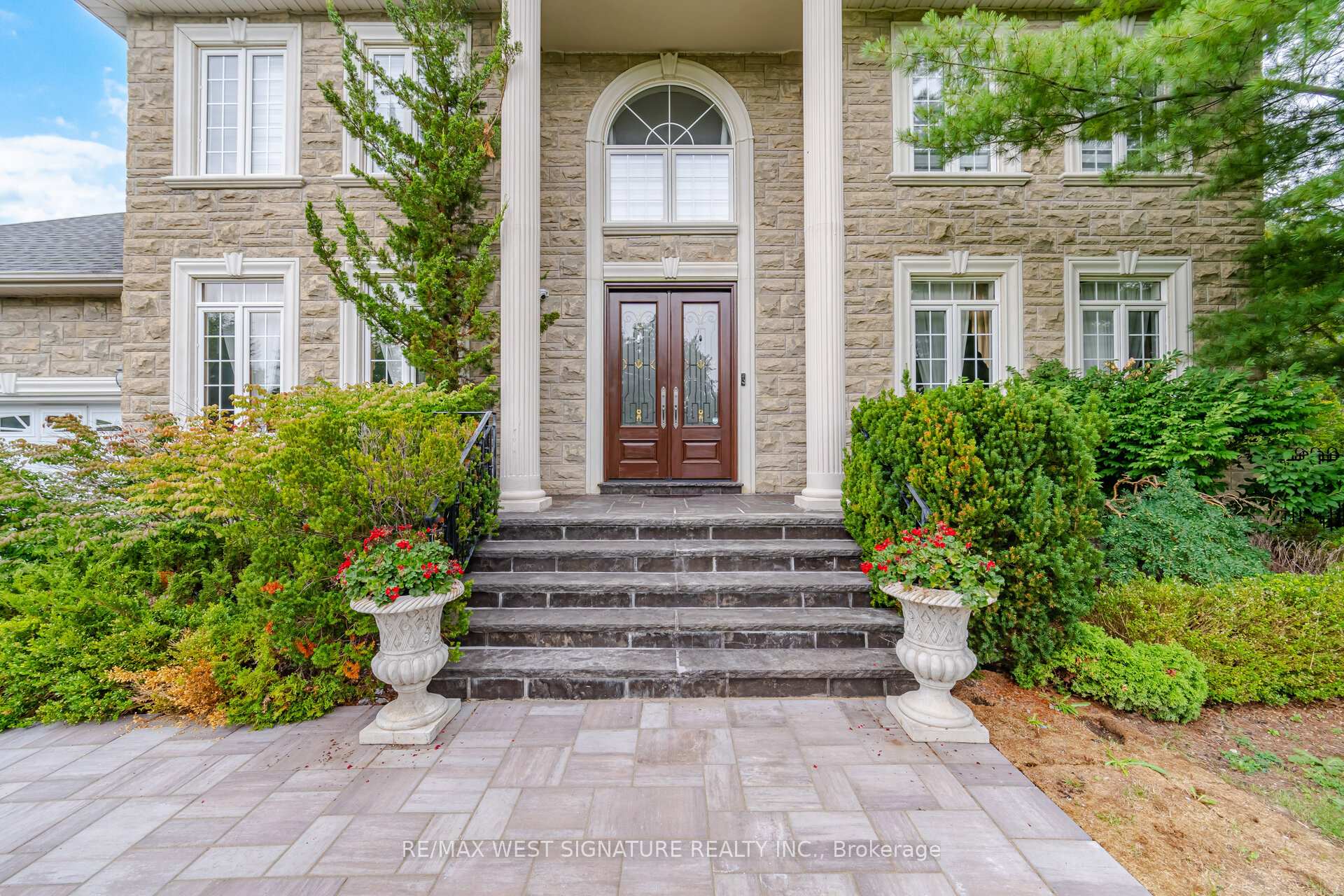 Photo 5 of 22 Di Nardo Court, King, King City — HOMEH