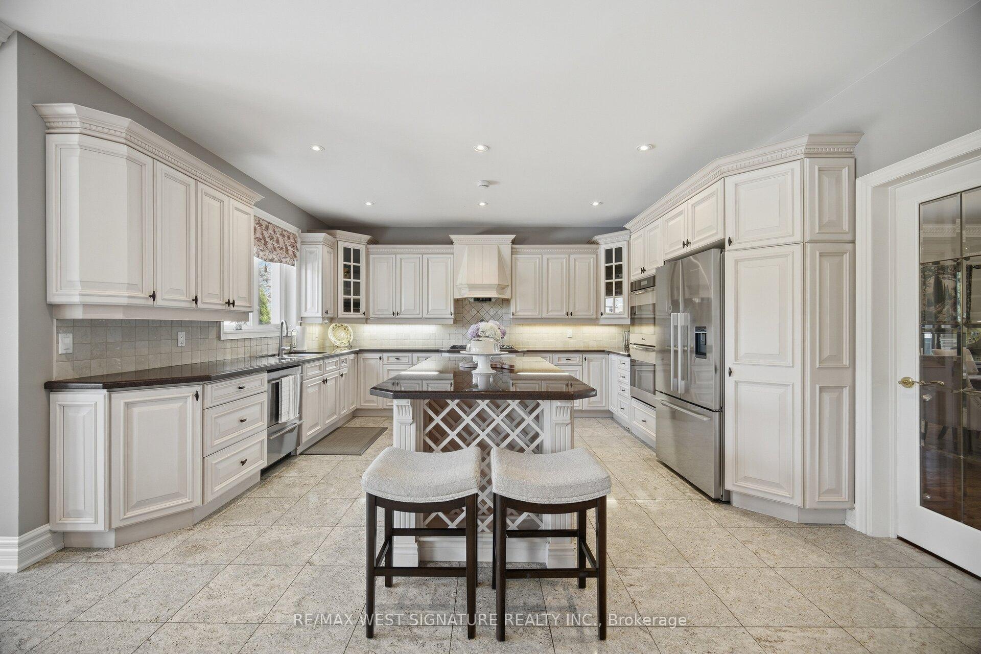 Photo 10 of 22 Di Nardo Court, King, King City — HOMEH