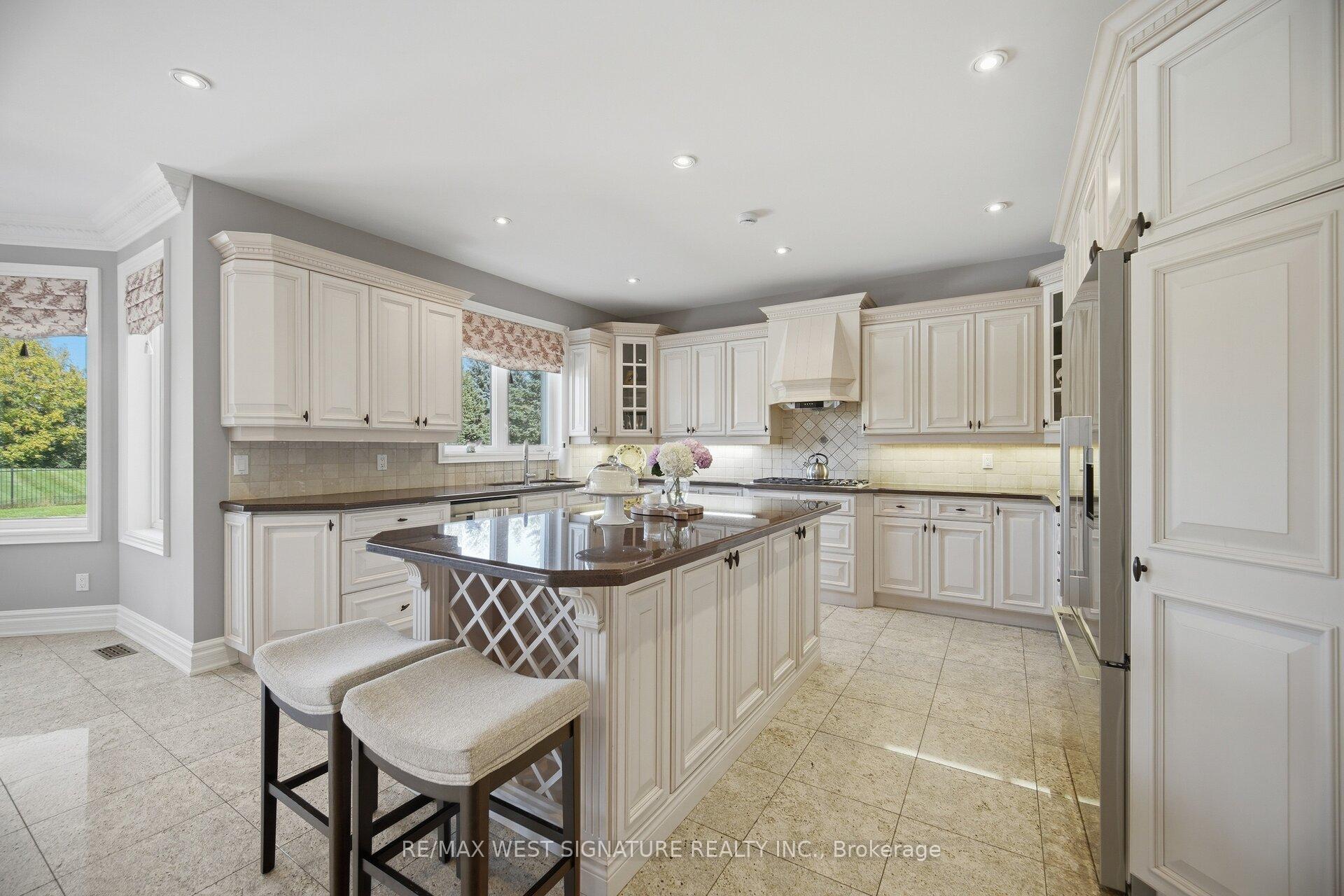 Photo 11 of 22 Di Nardo Court, King, King City — HOMEH