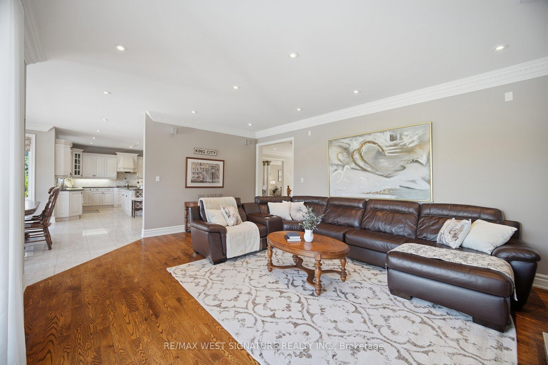 Photo 15 of 22 Di Nardo Court, King, King City — HOMEH