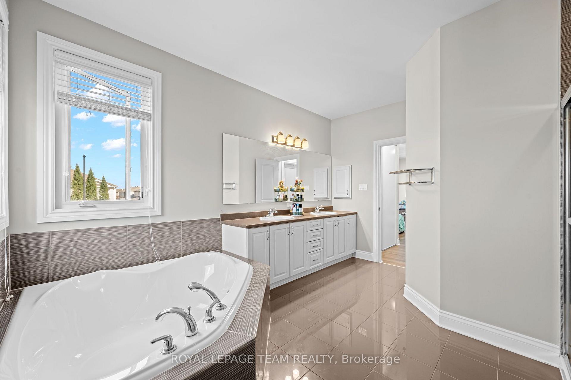 Photo 23 of 732 Lakebreeze Circle, Ottawa, Avalon East — HOMEH