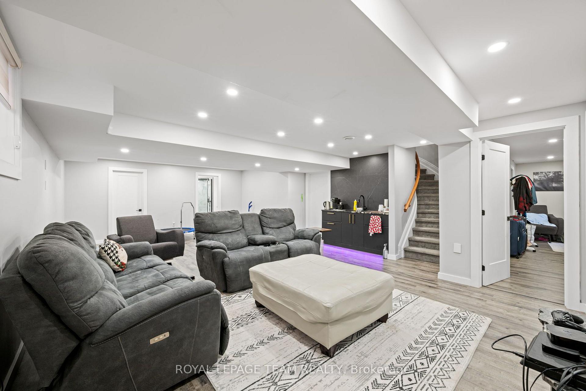 Photo 30 of 732 Lakebreeze Circle, Ottawa, Avalon East — HOMEH