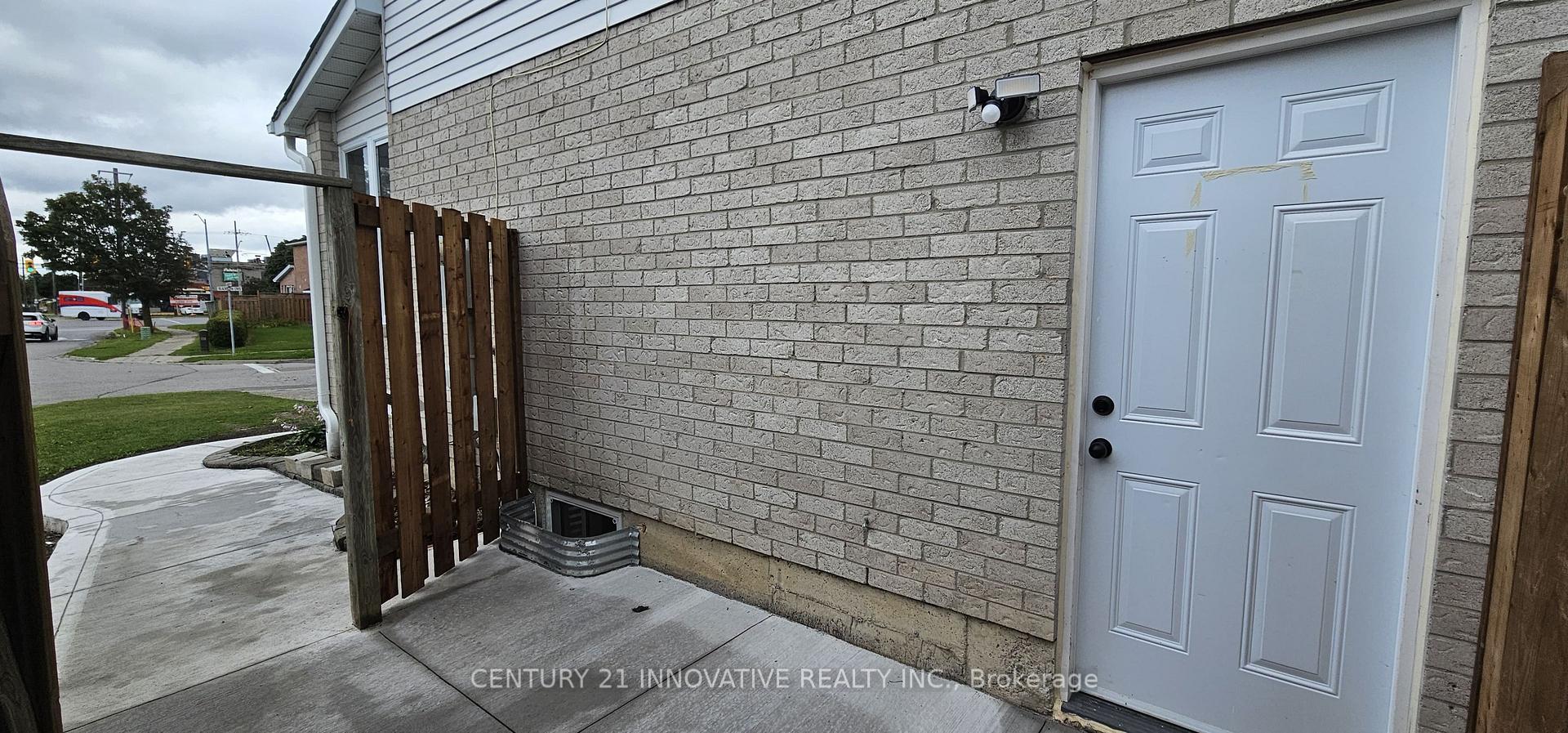 Photo 3 of 2 Blackburn Crescent, Ajax, Central — HOMEH