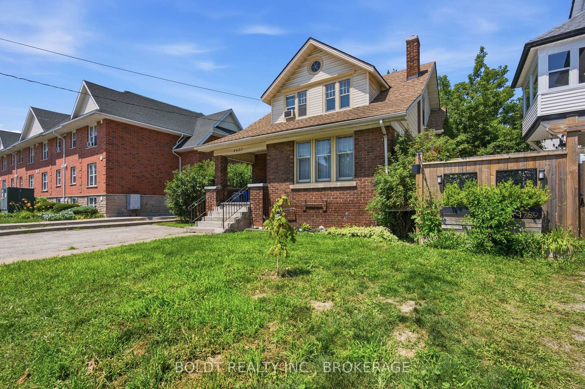 Photo 2 of 4497 Morrison Street, Niagara Falls, Downtown — HOMEH