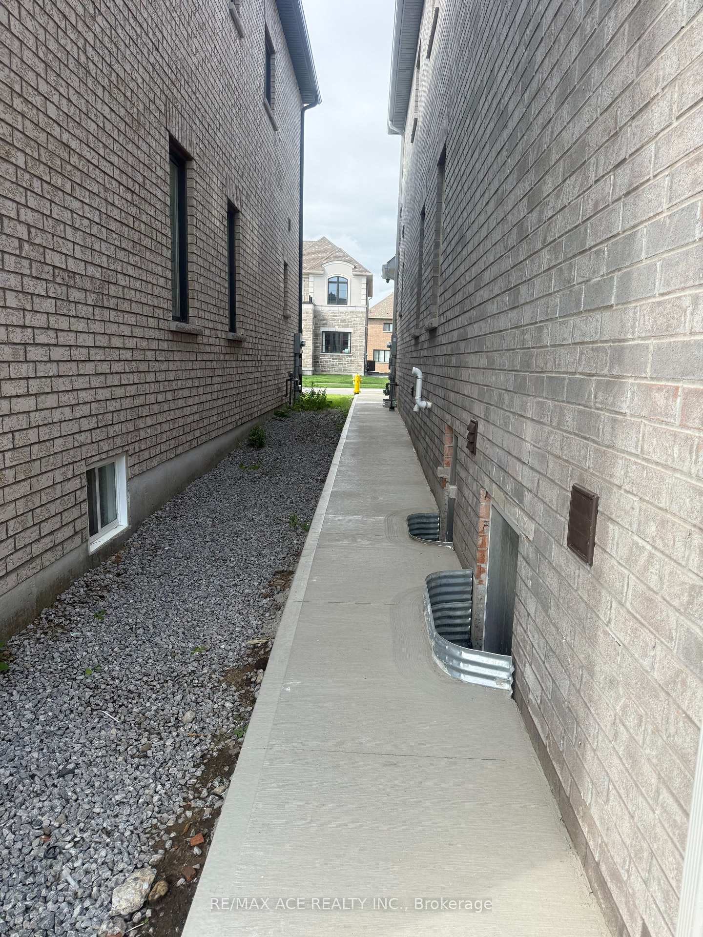 Photo 2 of Unit Bsmt, 2219 Beckman Crescent, Oshawa, Kedron — HOMEH