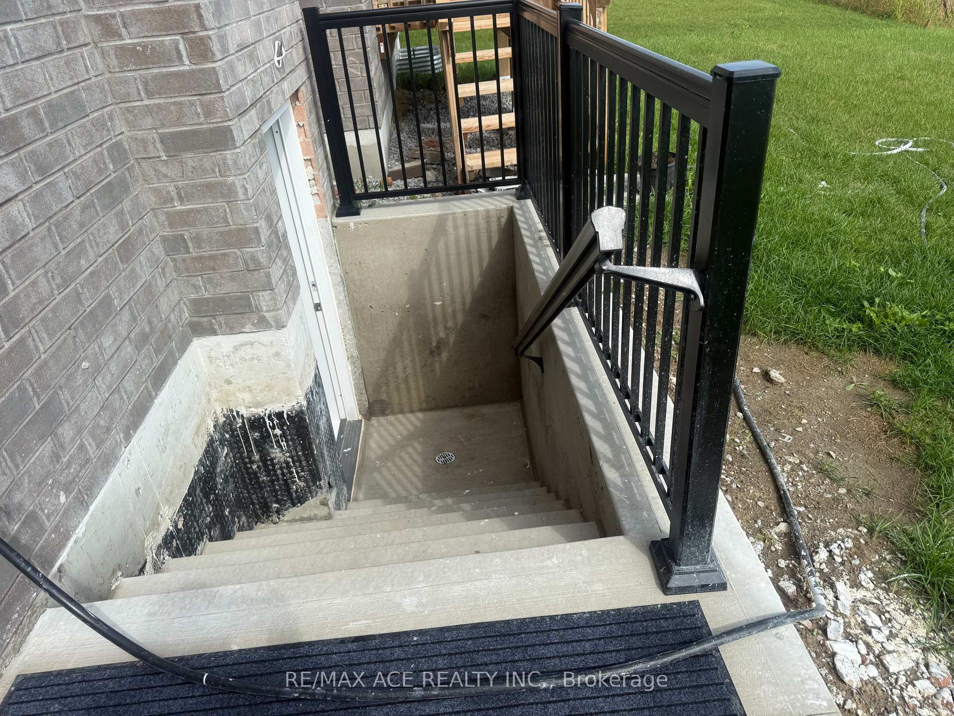 Photo 3 of Unit Bsmt, 2219 Beckman Crescent, Oshawa, Kedron — HOMEH