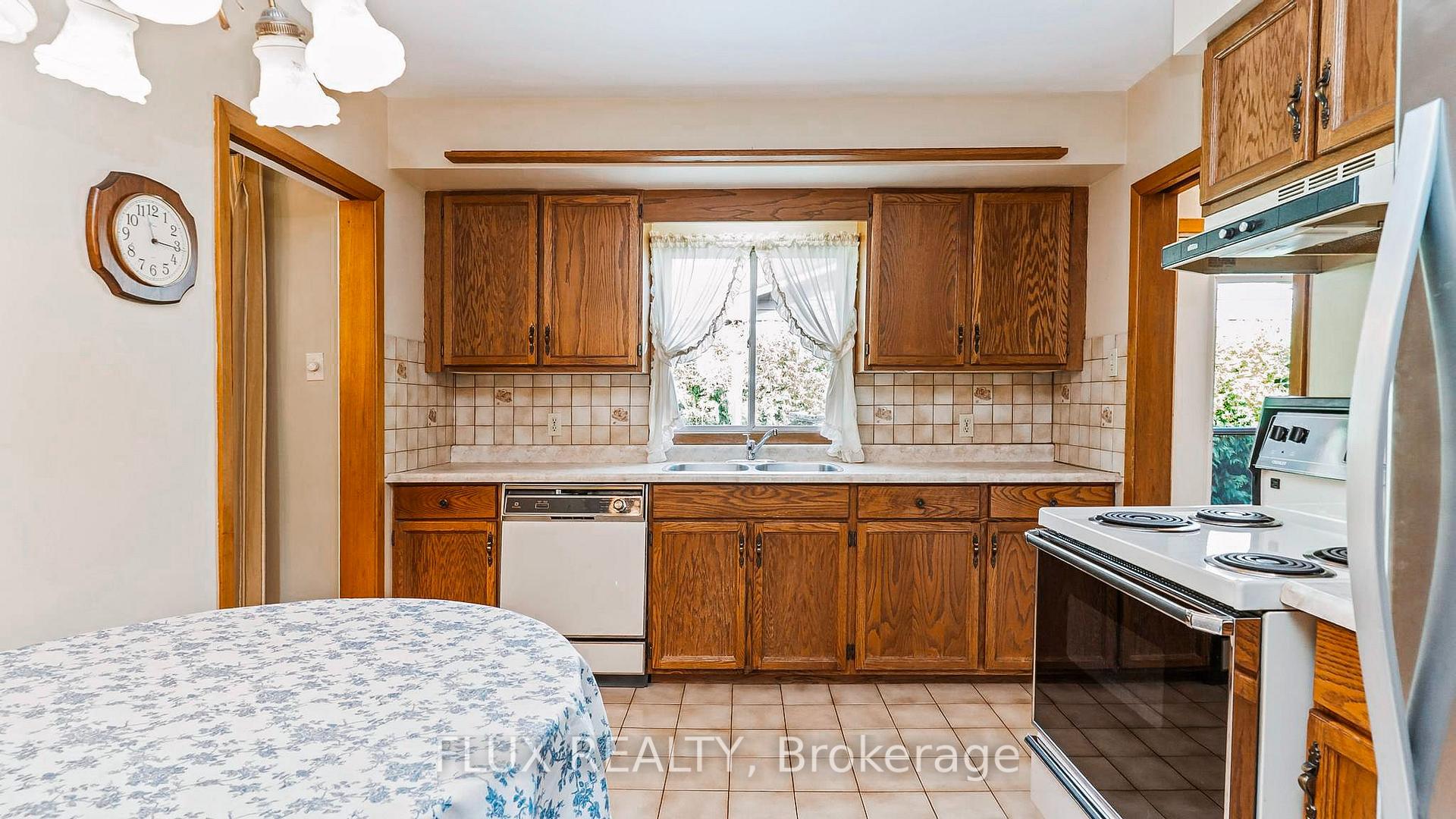 Photo 11 of 457 Three Valleys Crescent, London, South J — HOMEH