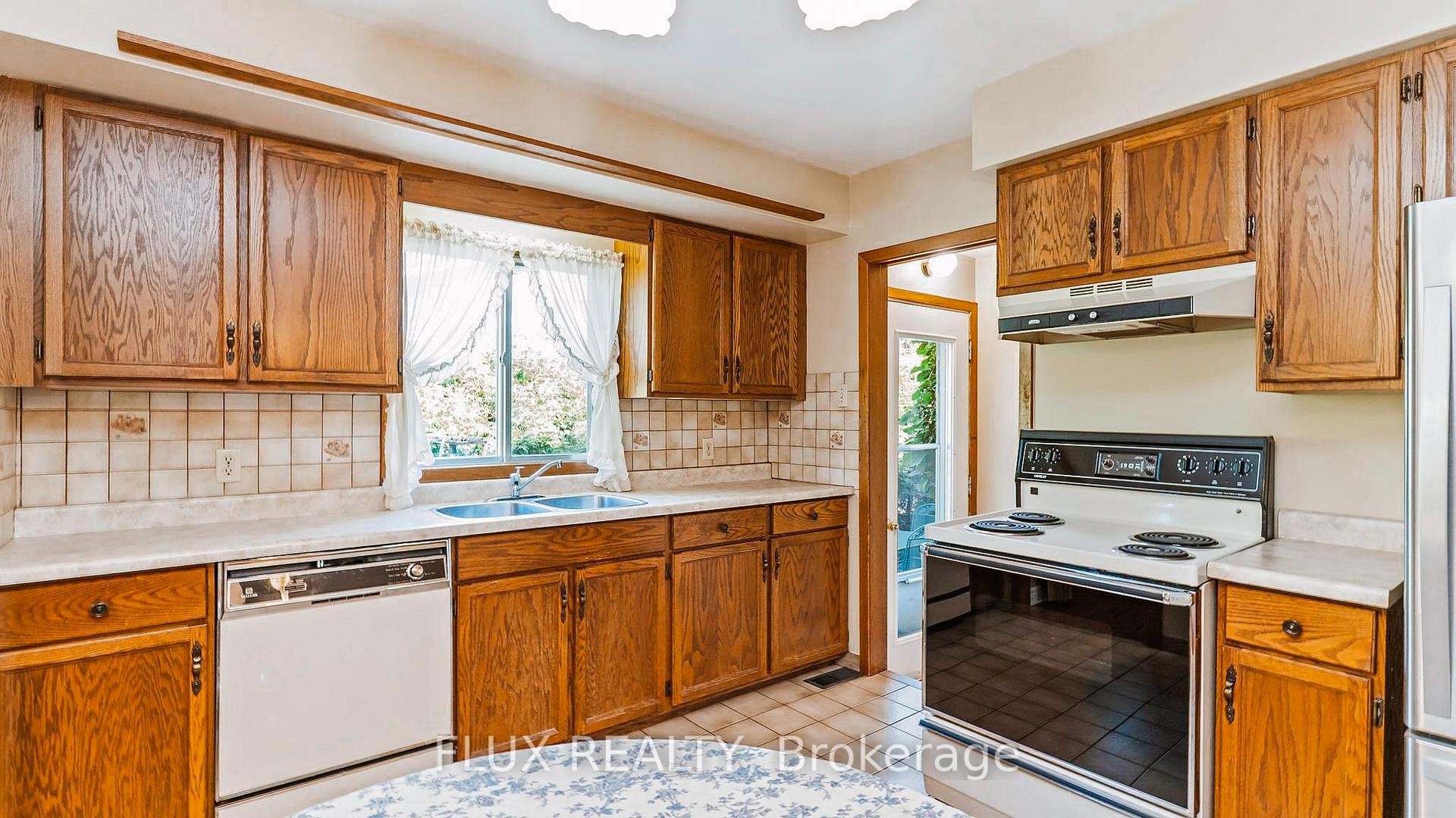 Photo 12 of 457 Three Valleys Crescent, London, South J — HOMEH
