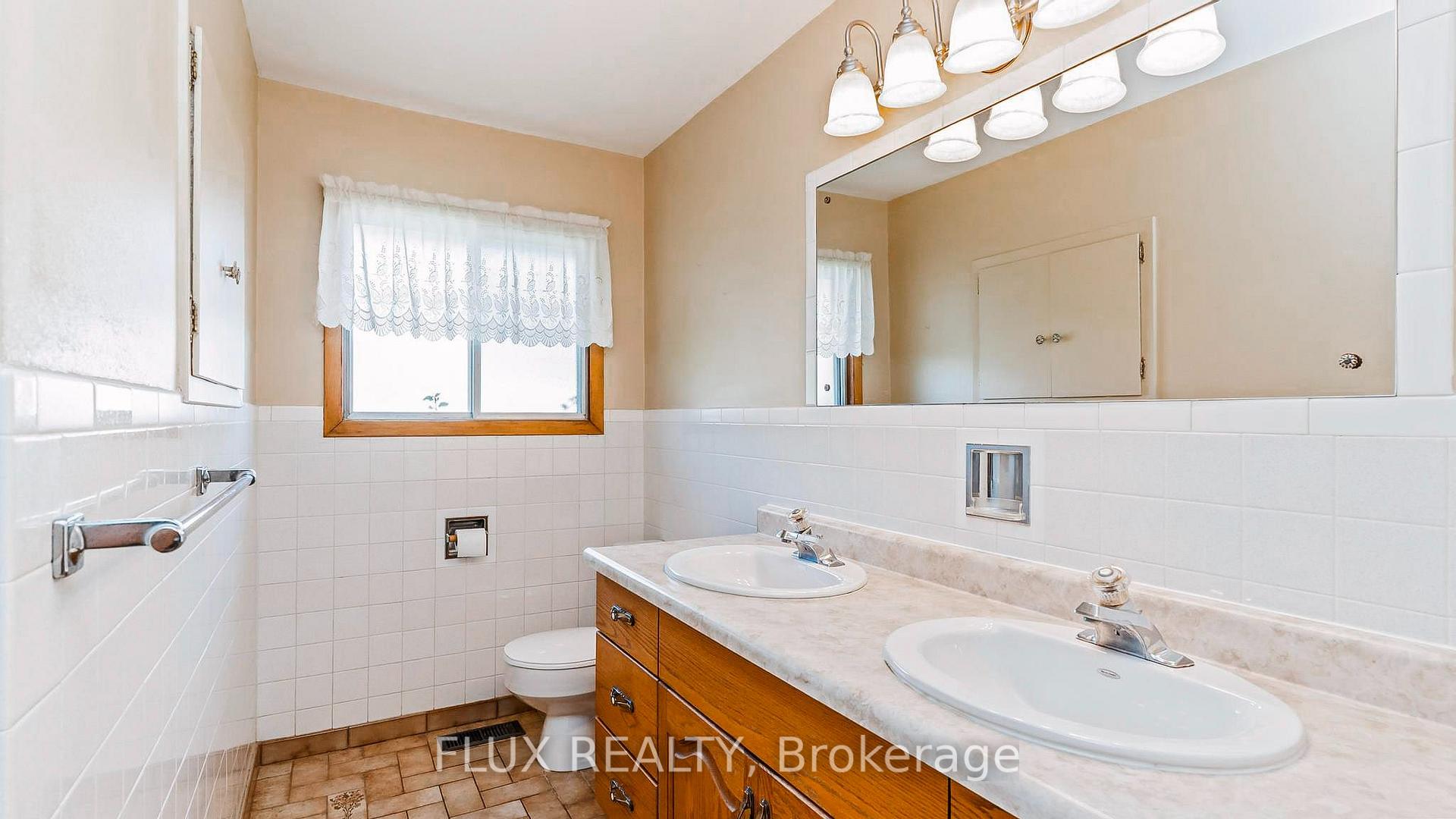 Photo 15 of 457 Three Valleys Crescent, London, South J — HOMEH