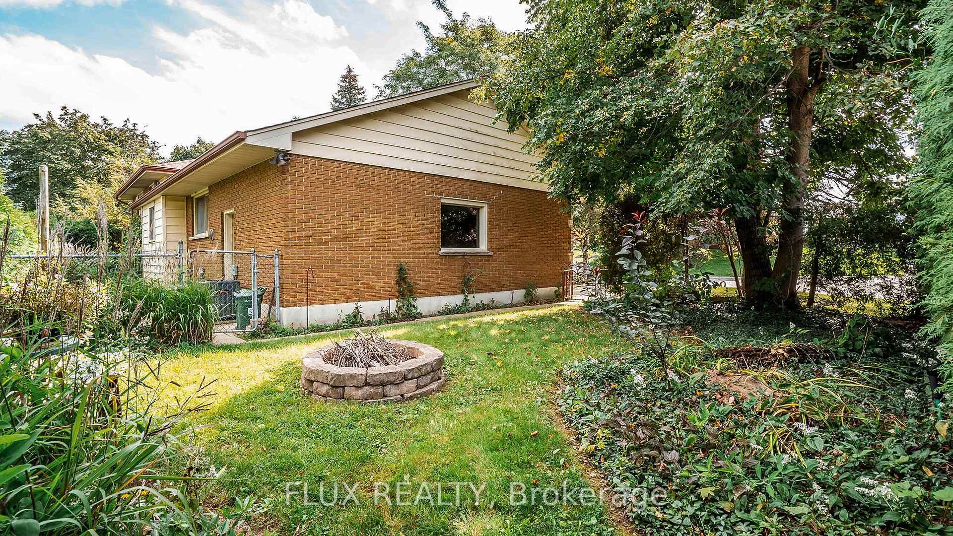 Photo 34 of 457 Three Valleys Crescent, London, South J — HOMEH