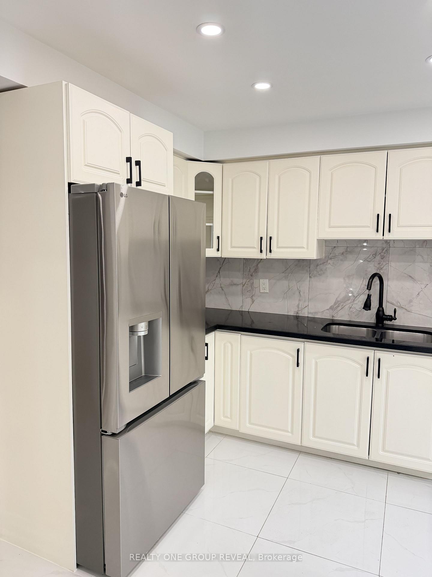 Photo 5 of 1027 Ridgemount Boulevard, Oshawa, Pinecrest — HOMEH