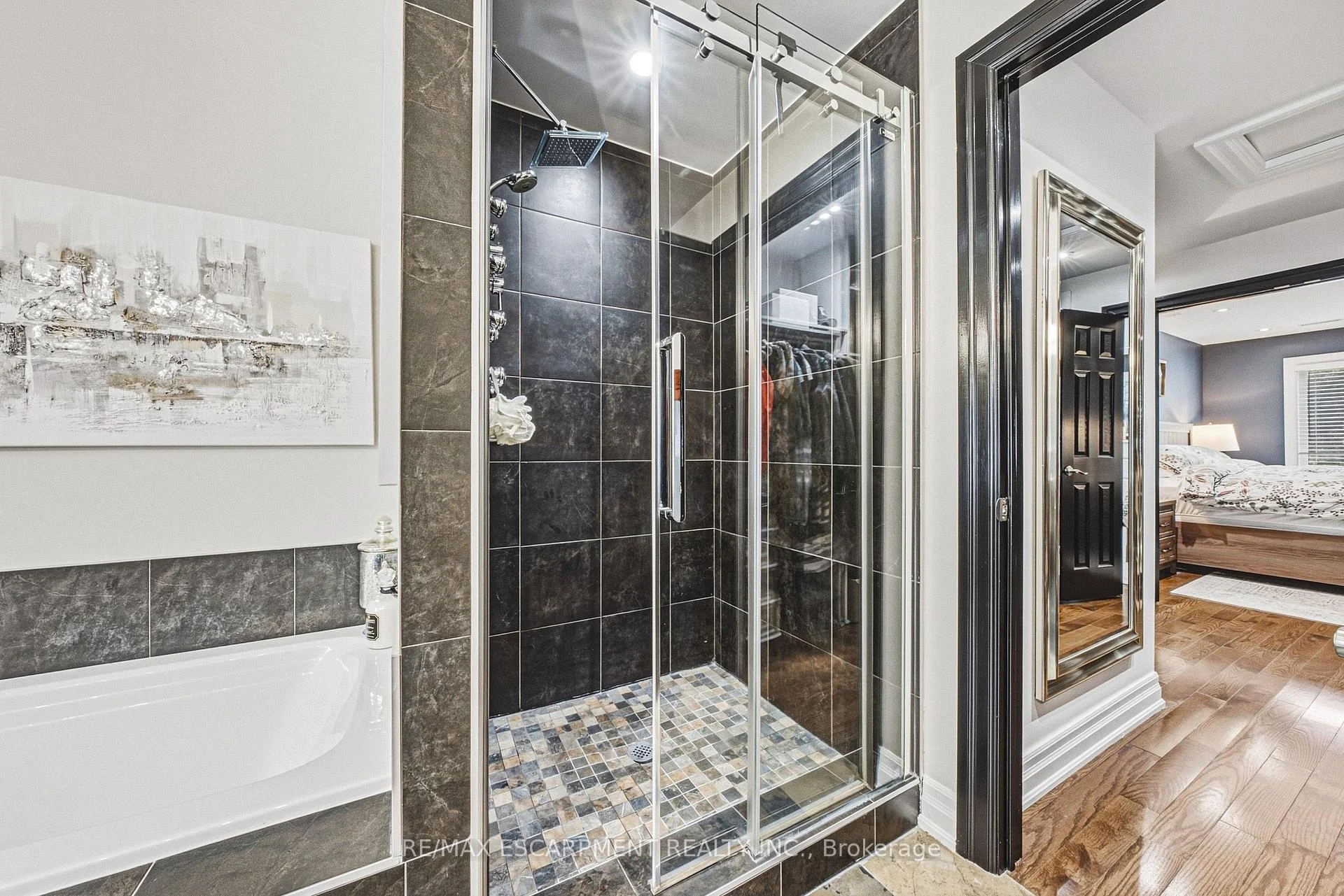 Photo 3 of 581 Holly Hill Crescent, Burlington, Freeman — HOMEH
