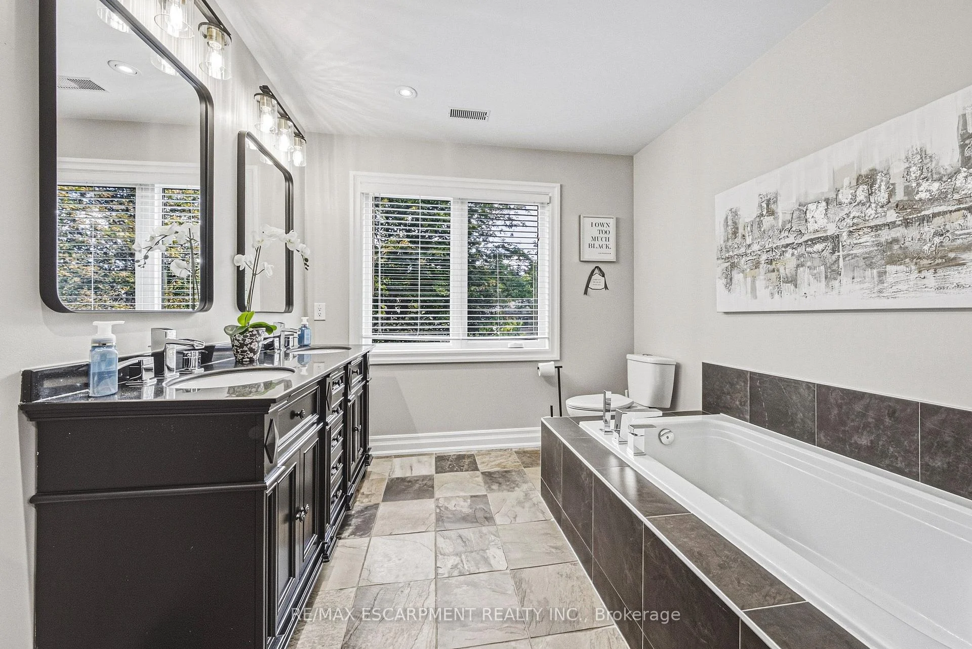 Photo 4 of 581 Holly Hill Crescent, Burlington, Freeman — HOMEH