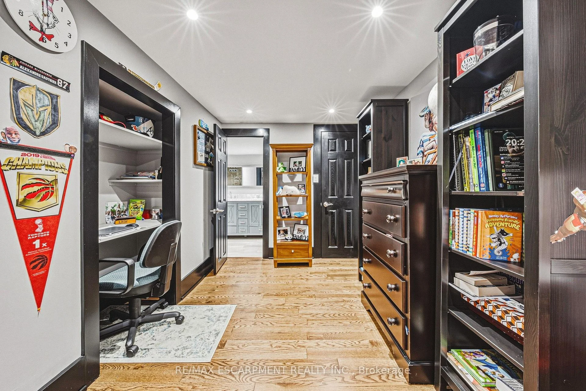 Photo 32 of 581 Holly Hill Crescent, Burlington, Freeman — HOMEH
