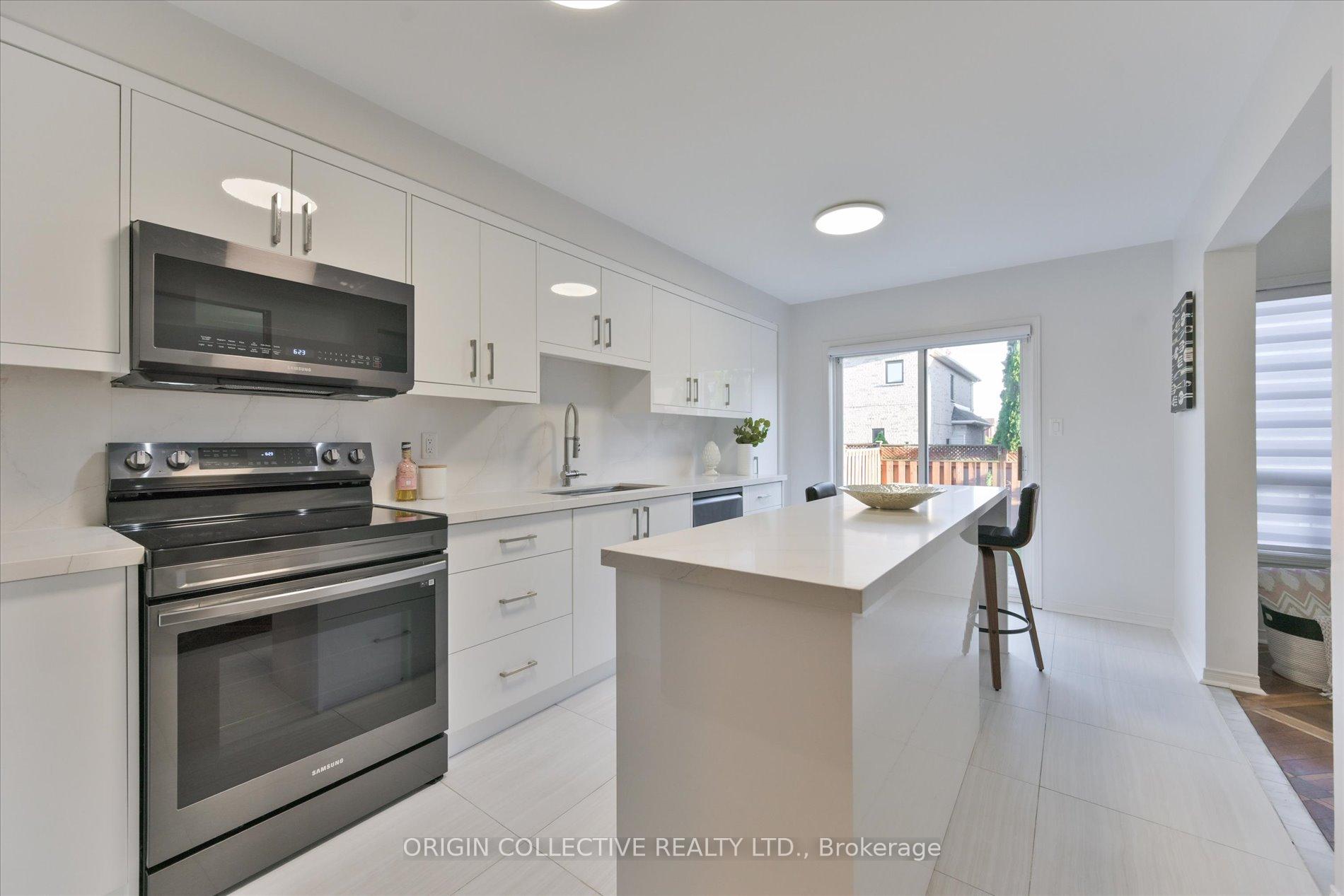 Photo 7 of 156 Monteith Crescent, Vaughan, Maple — HOMEH