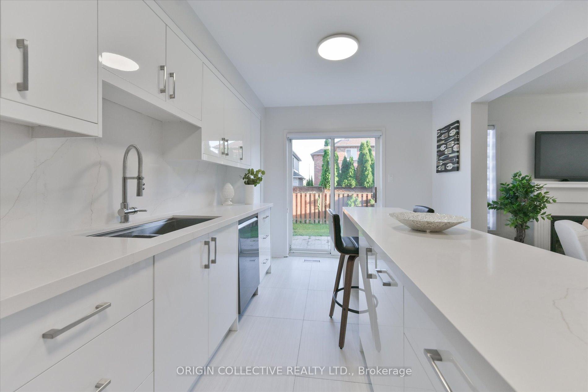 Photo 10 of 156 Monteith Crescent, Vaughan, Maple — HOMEH