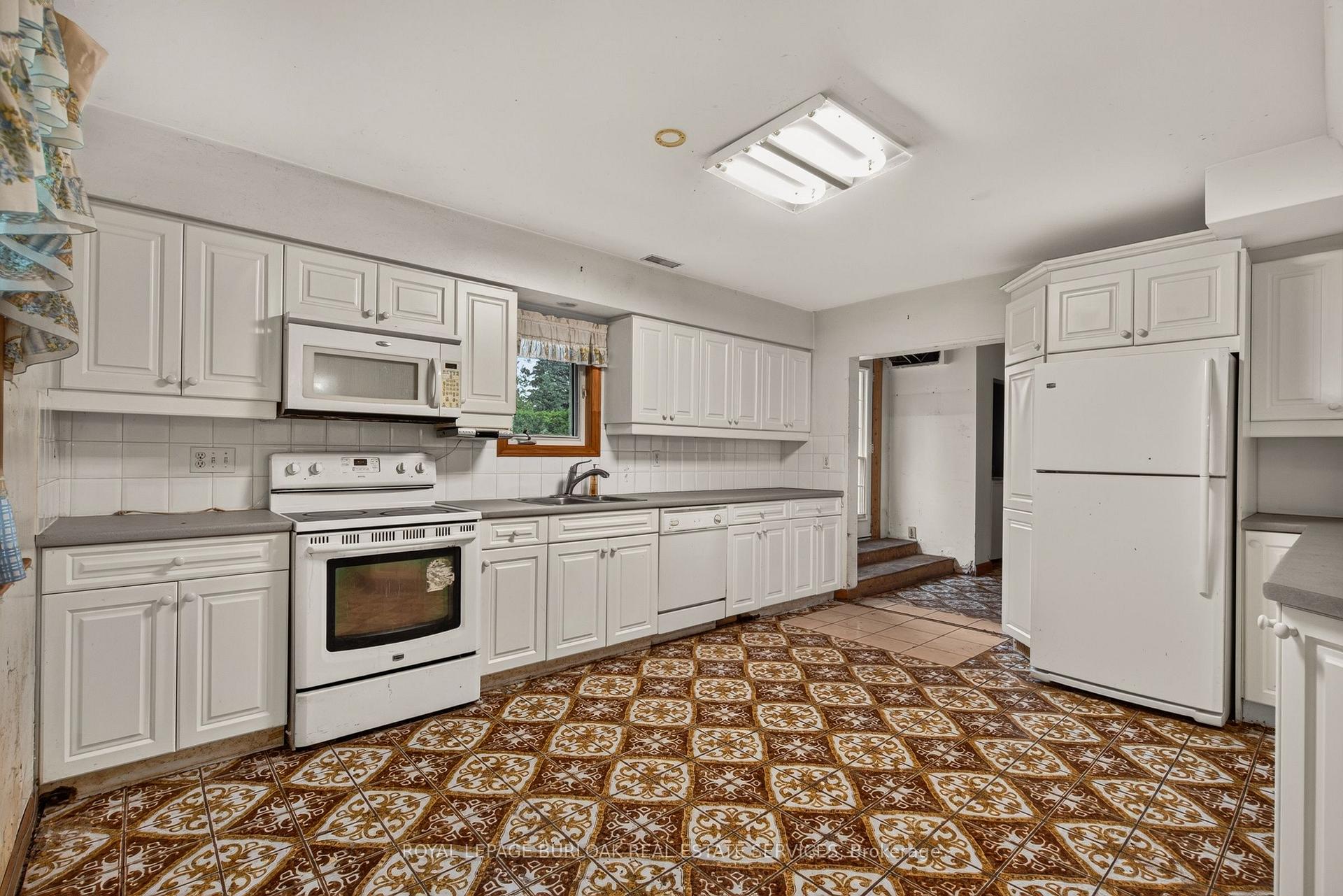 Photo 4 of 539 Enfield Road, Burlington, LaSalle — HOMEH