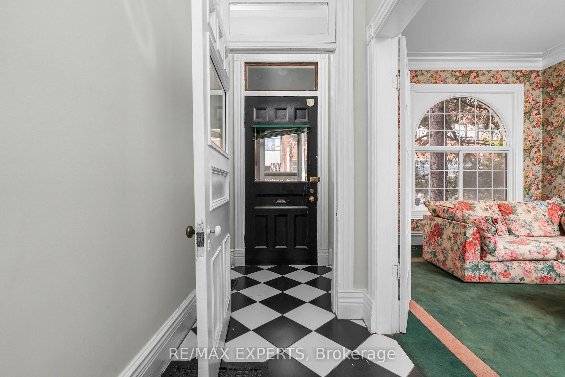 Photo 3 of 382 Bathurst Street, Toronto, Trinity-Bellwoods — HOMEH