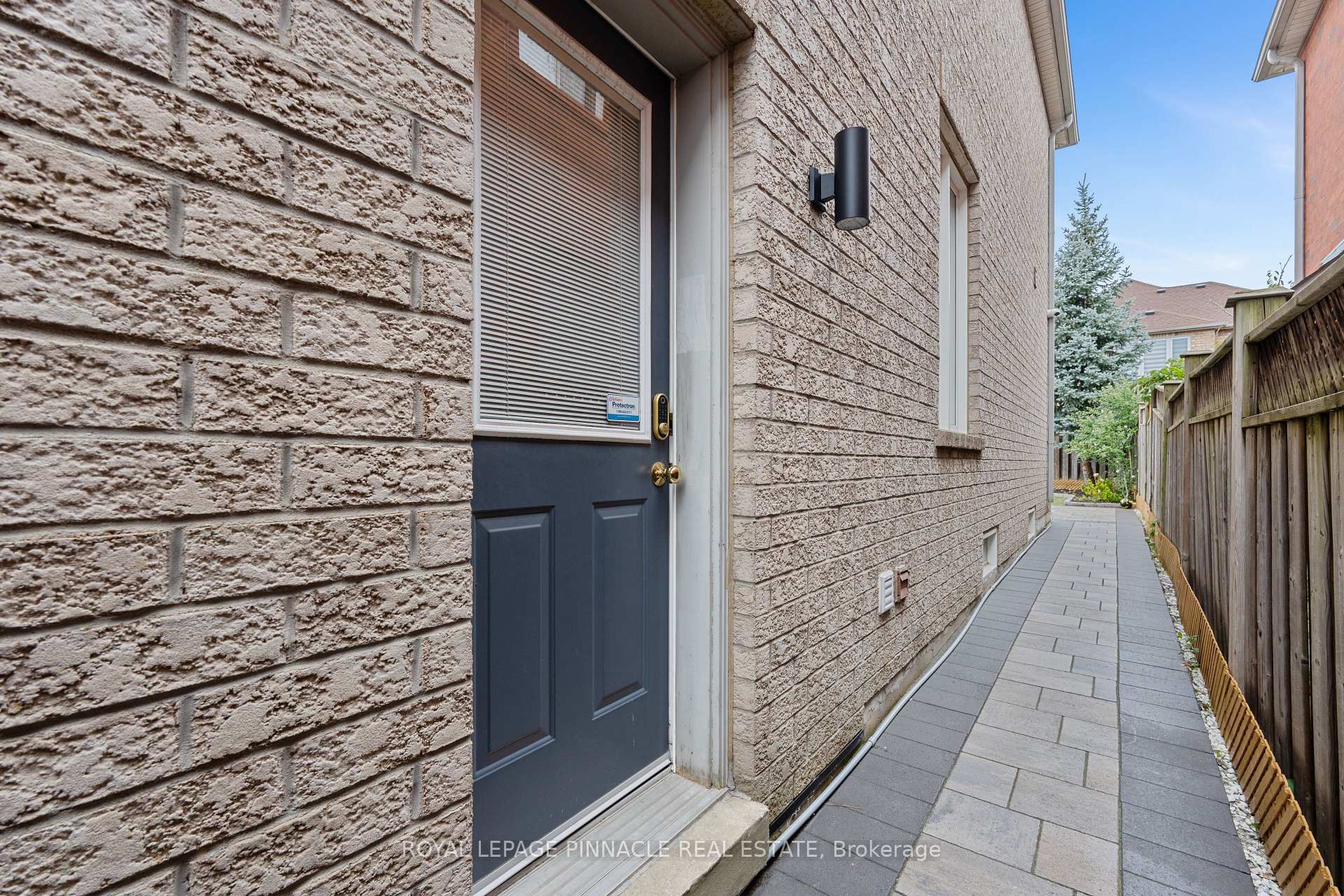Photo 2 of Unit B, 3265 Topeka Drive, Mississauga, Churchill Meadows — HOMEH