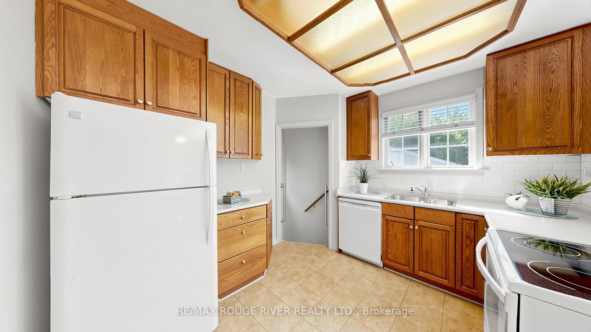 Photo 8 of 35 Southlawn Drive, Scarborough, L'Amoreaux — HOMEH