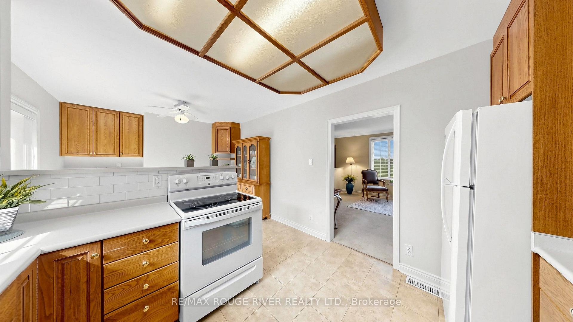Photo 10 of 35 Southlawn Drive, Scarborough, L'Amoreaux — HOMEH