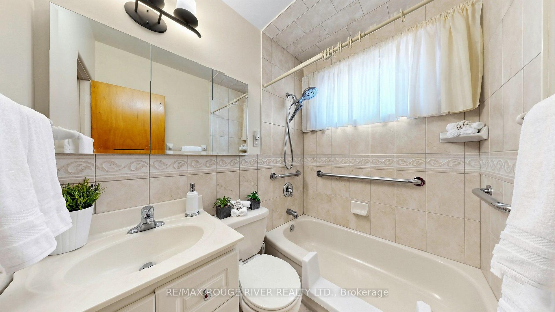 Photo 18 of 35 Southlawn Drive, Scarborough, L'Amoreaux — HOMEH