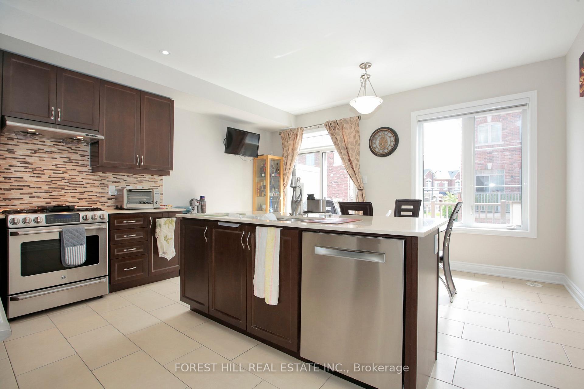 Photo 5 of Unit 142, 1331 Major Mackenzie Drive W, Vaughan, Patterson — HOMEH