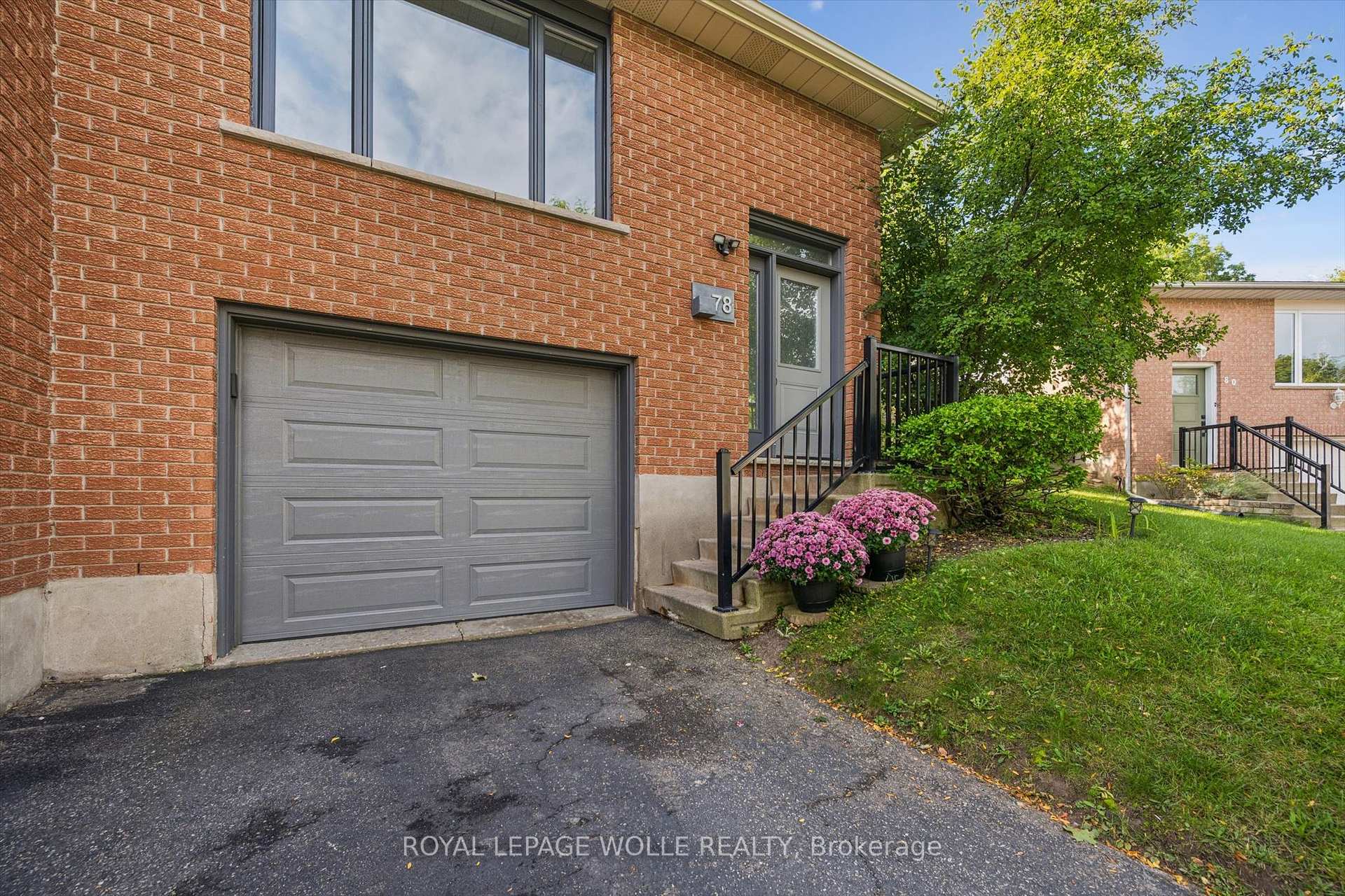 Photo 2 of 78 Old Huron Court, Kitchener, Brigadoon — HOMEH