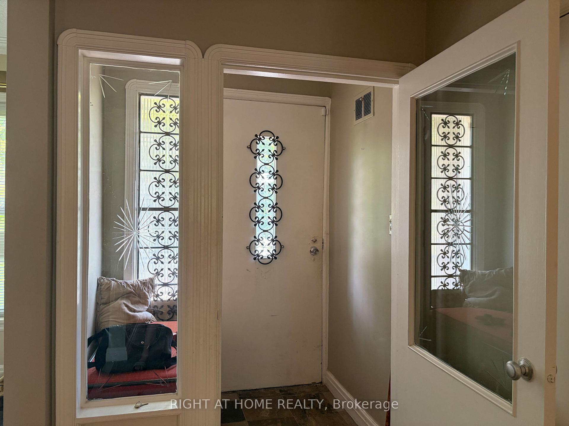 Photo 4 of 36 Forest Wood, Toronto, Bedford Park-Nortown — HOMEH