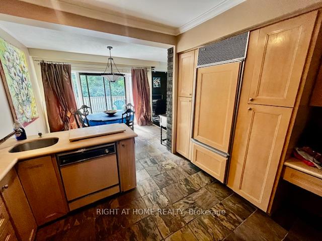 Photo 15 of 36 Forest Wood, Toronto, Bedford Park-Nortown — HOMEH