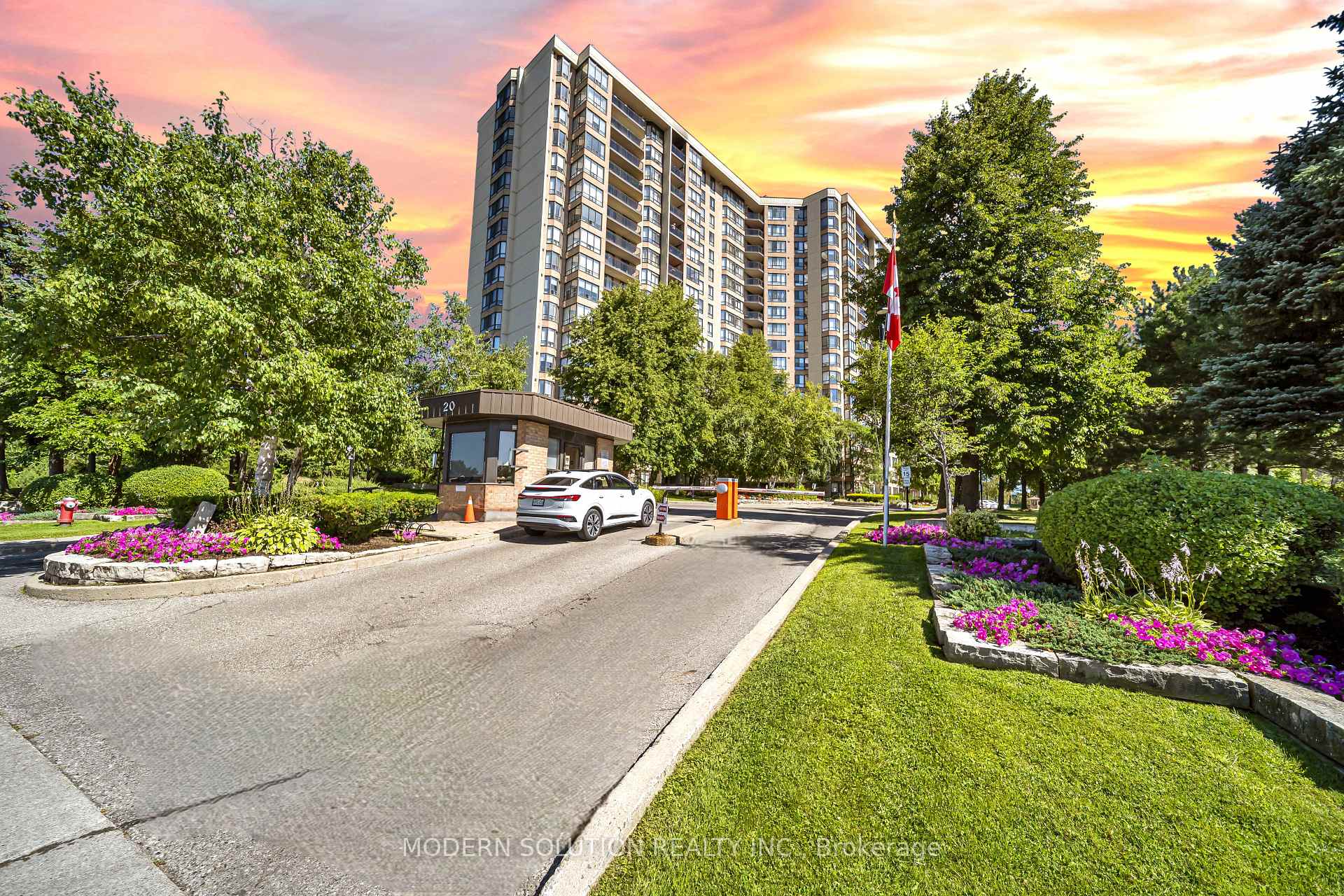 Photo 4 of Unit 501, 20 Cherrytree Drive, Brampton, Fletcher's Creek South — HOMEH