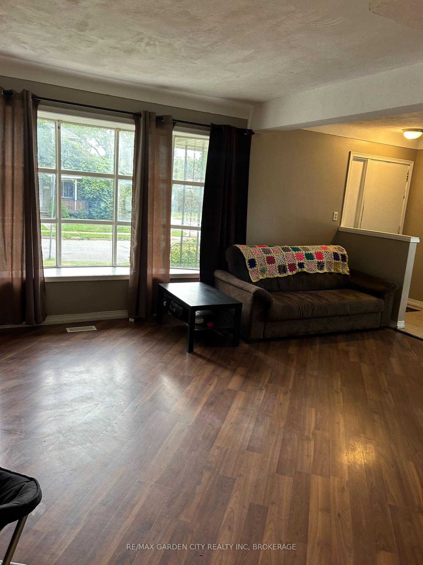 Photo 4 of 182 York Street, St. Catharines, Haig — HOMEH