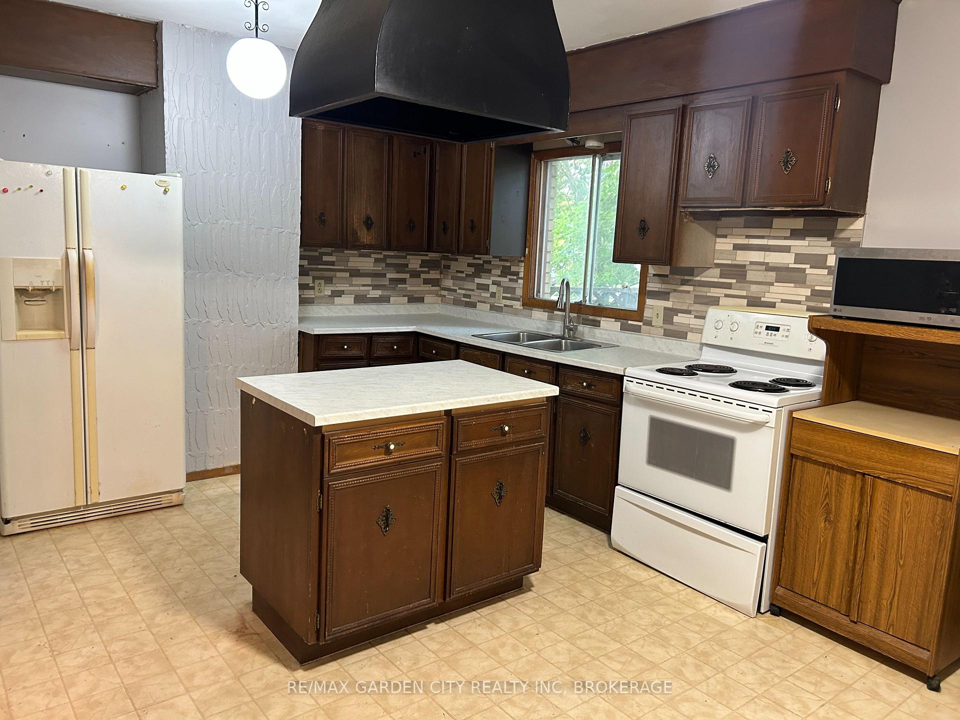 Photo 8 of 182 York Street, St. Catharines, Haig — HOMEH