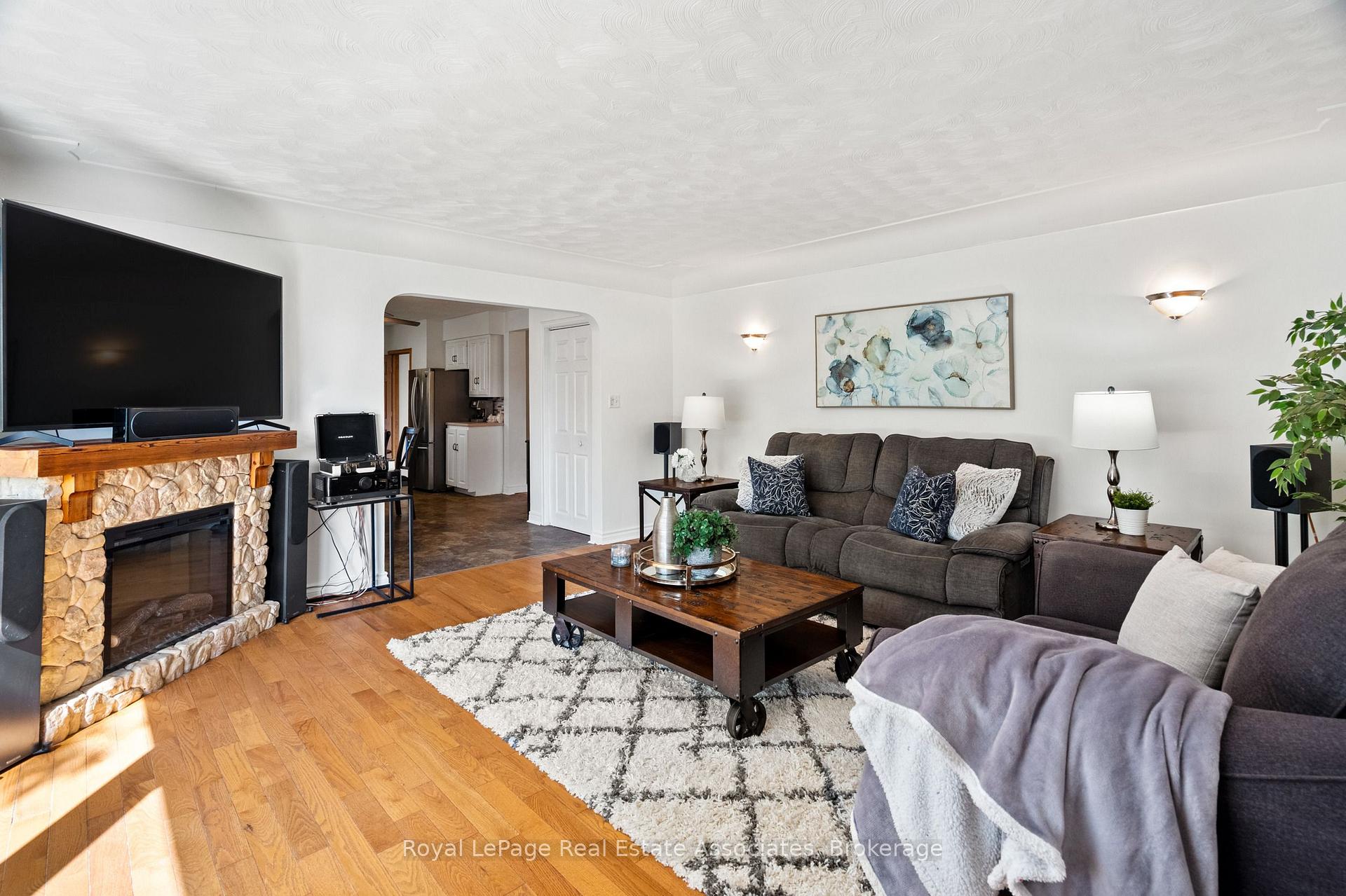 Photo 5 of 29 Trufal Avenue, Welland, Broadway — HOMEH