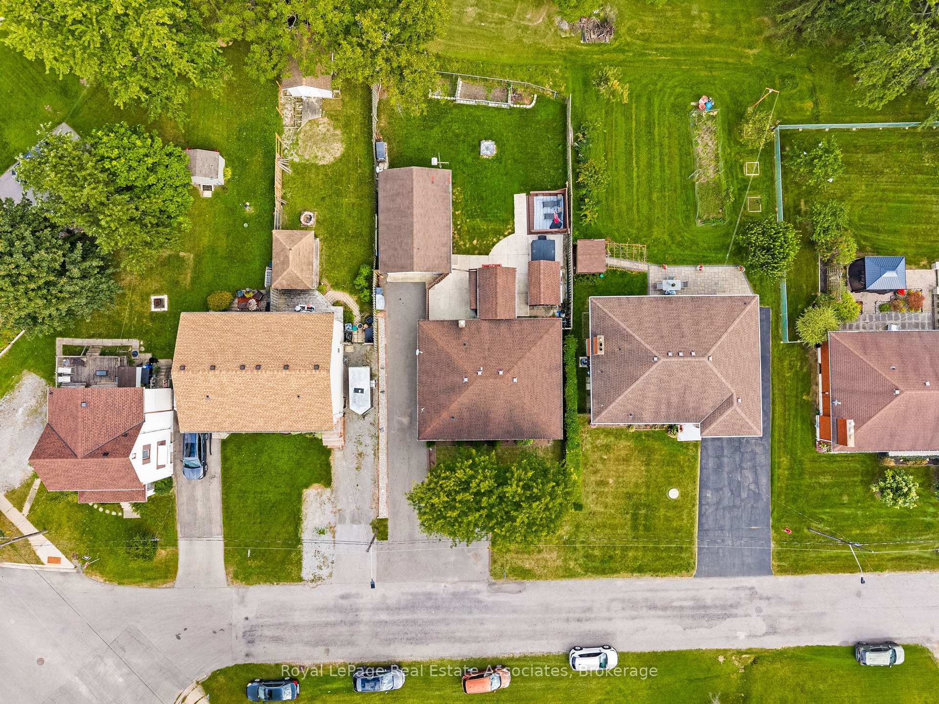 Photo 34 of 29 Trufal Avenue, Welland, Broadway — HOMEH