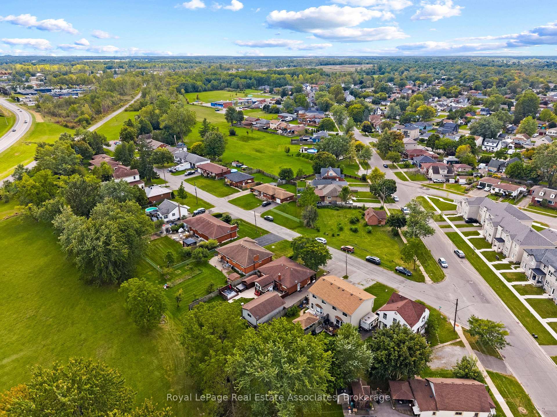 Photo 38 of 29 Trufal Avenue, Welland, Broadway — HOMEH