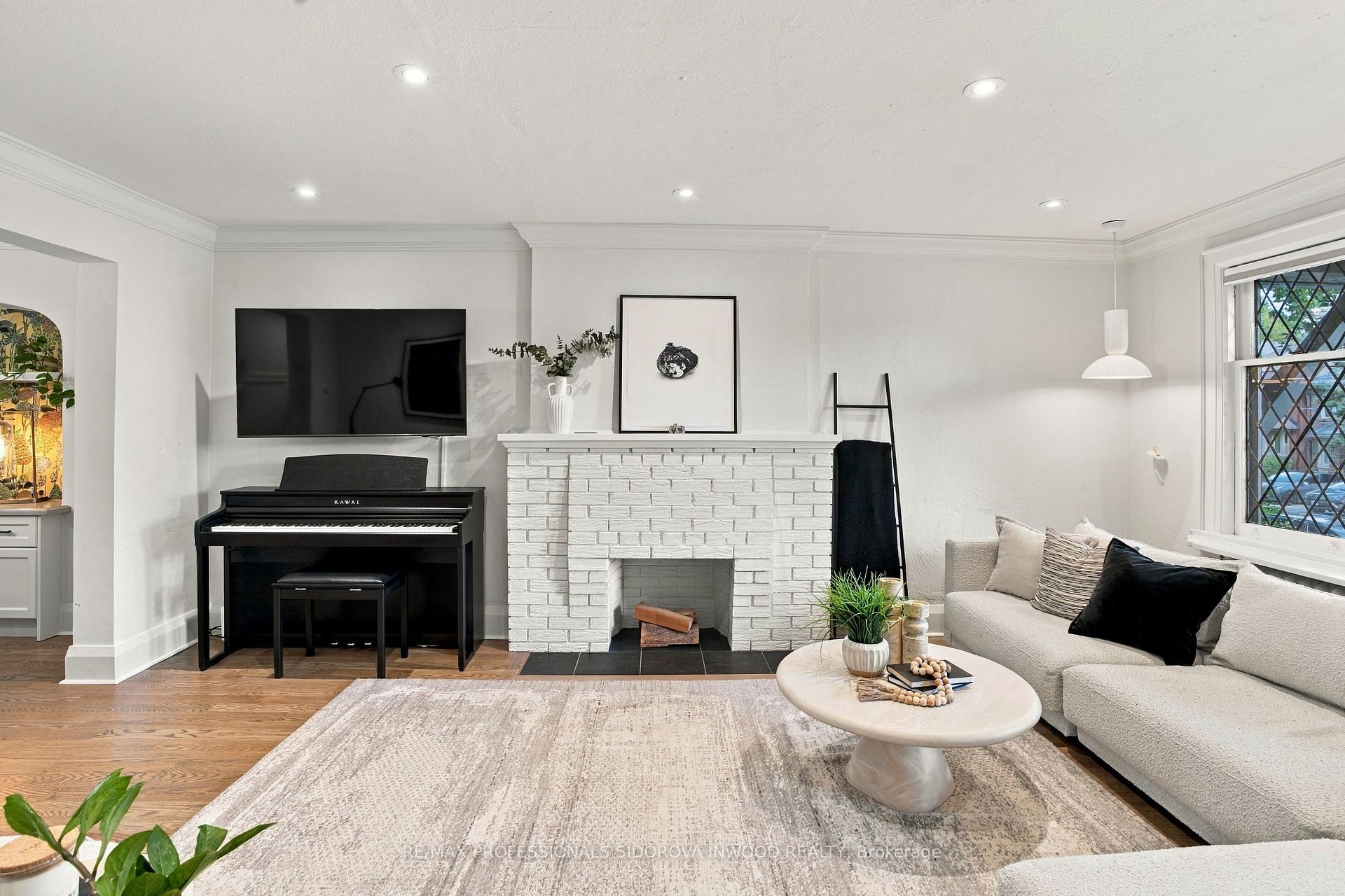 Photo 4 of 26 Larkin Avenue, Toronto, High Park-Swansea — HOMEH