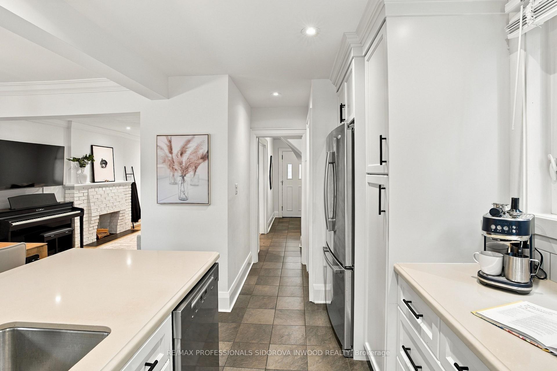 Photo 12 of 26 Larkin Avenue, Toronto, High Park-Swansea — HOMEH