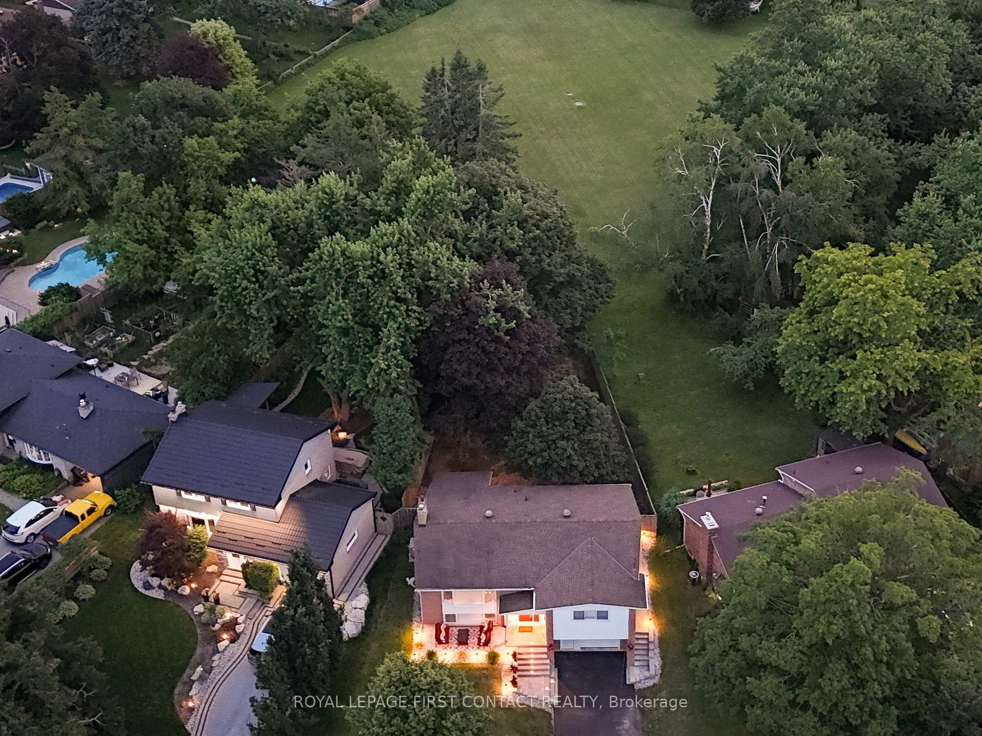 Photo 2 of 27 Tower Crescent, Barrie, Allandale Heights — HOMEH