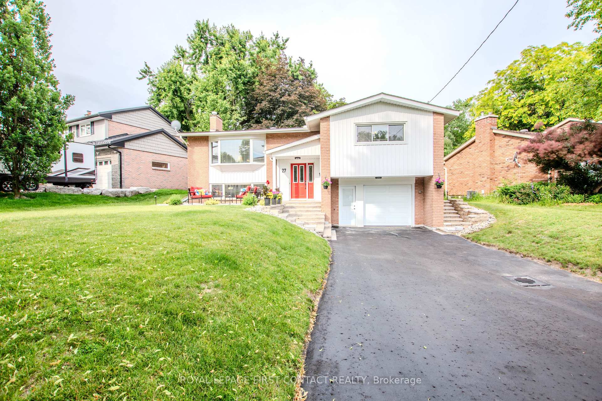 Photo 3 of 27 Tower Crescent, Barrie, Allandale Heights — HOMEH
