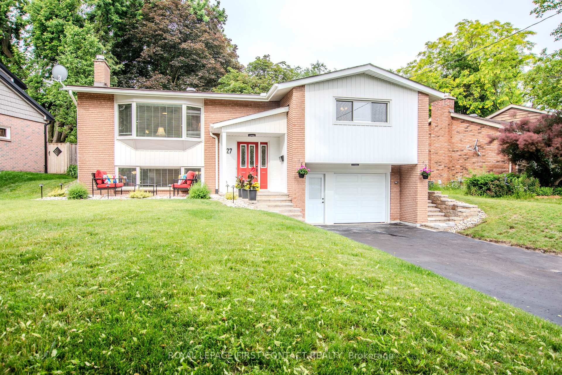 Photo 4 of 27 Tower Crescent, Barrie, Allandale Heights — HOMEH