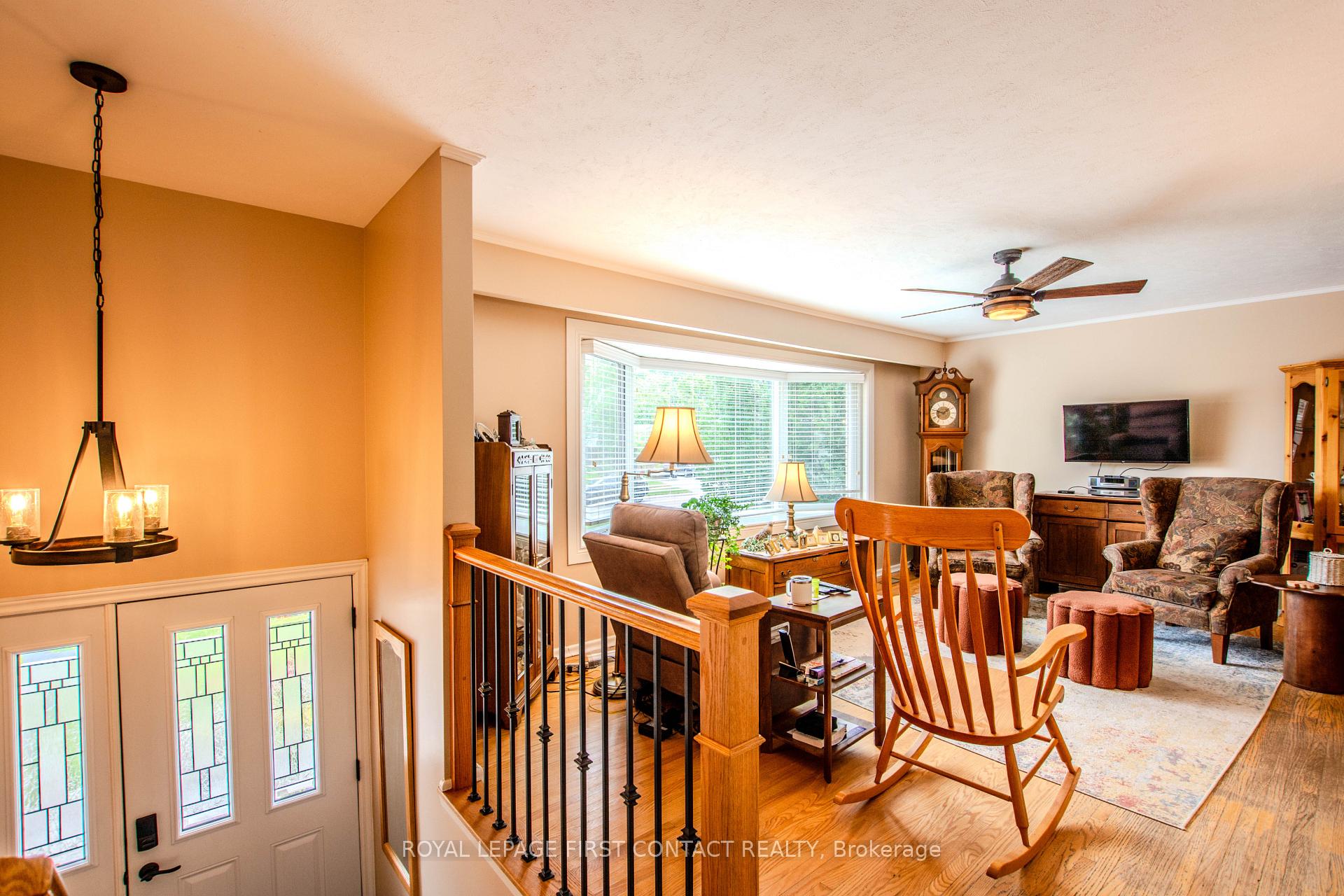 Photo 8 of 27 Tower Crescent, Barrie, Allandale Heights — HOMEH
