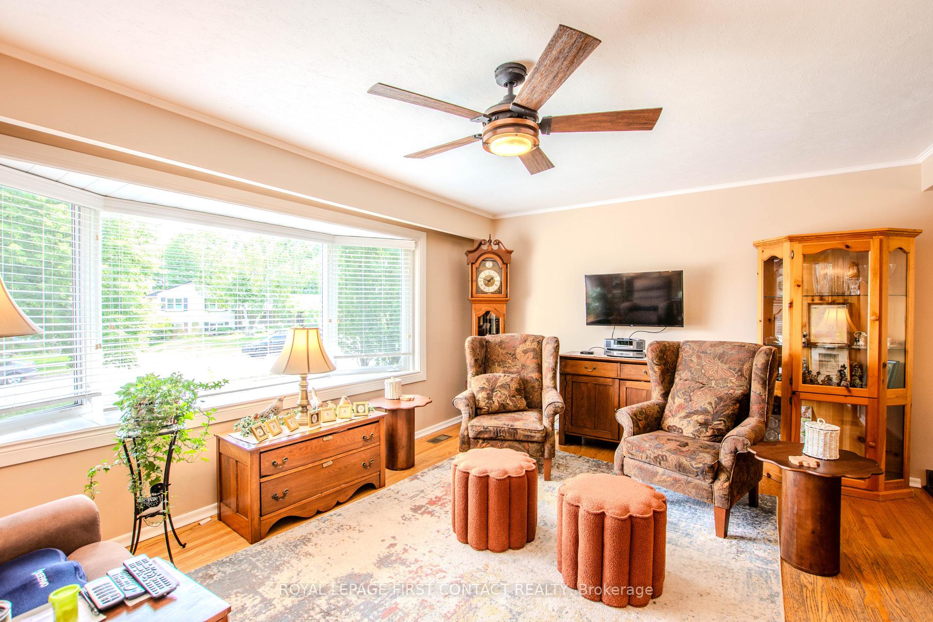 Photo 9 of 27 Tower Crescent, Barrie, Allandale Heights — HOMEH