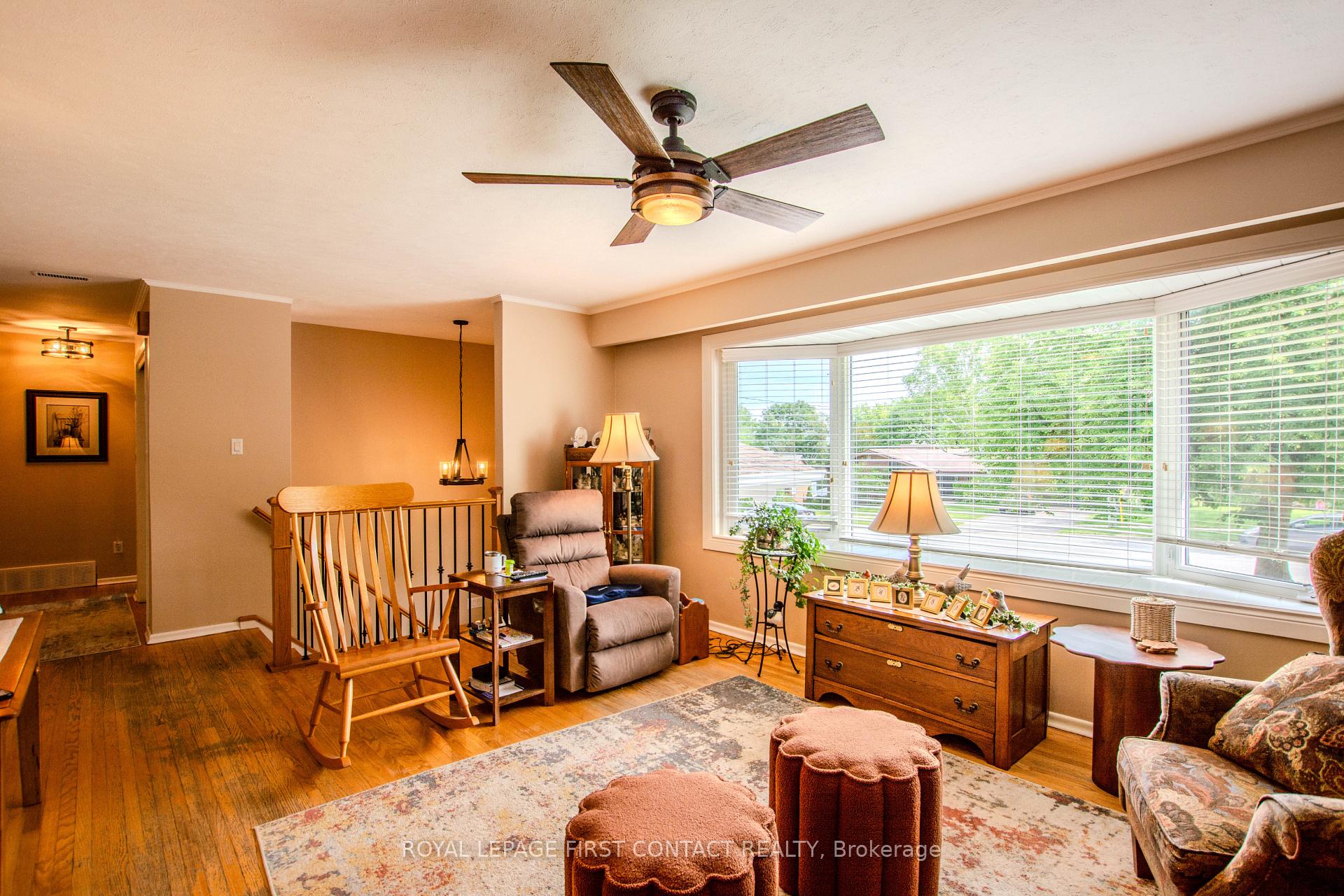 Photo 10 of 27 Tower Crescent, Barrie, Allandale Heights — HOMEH