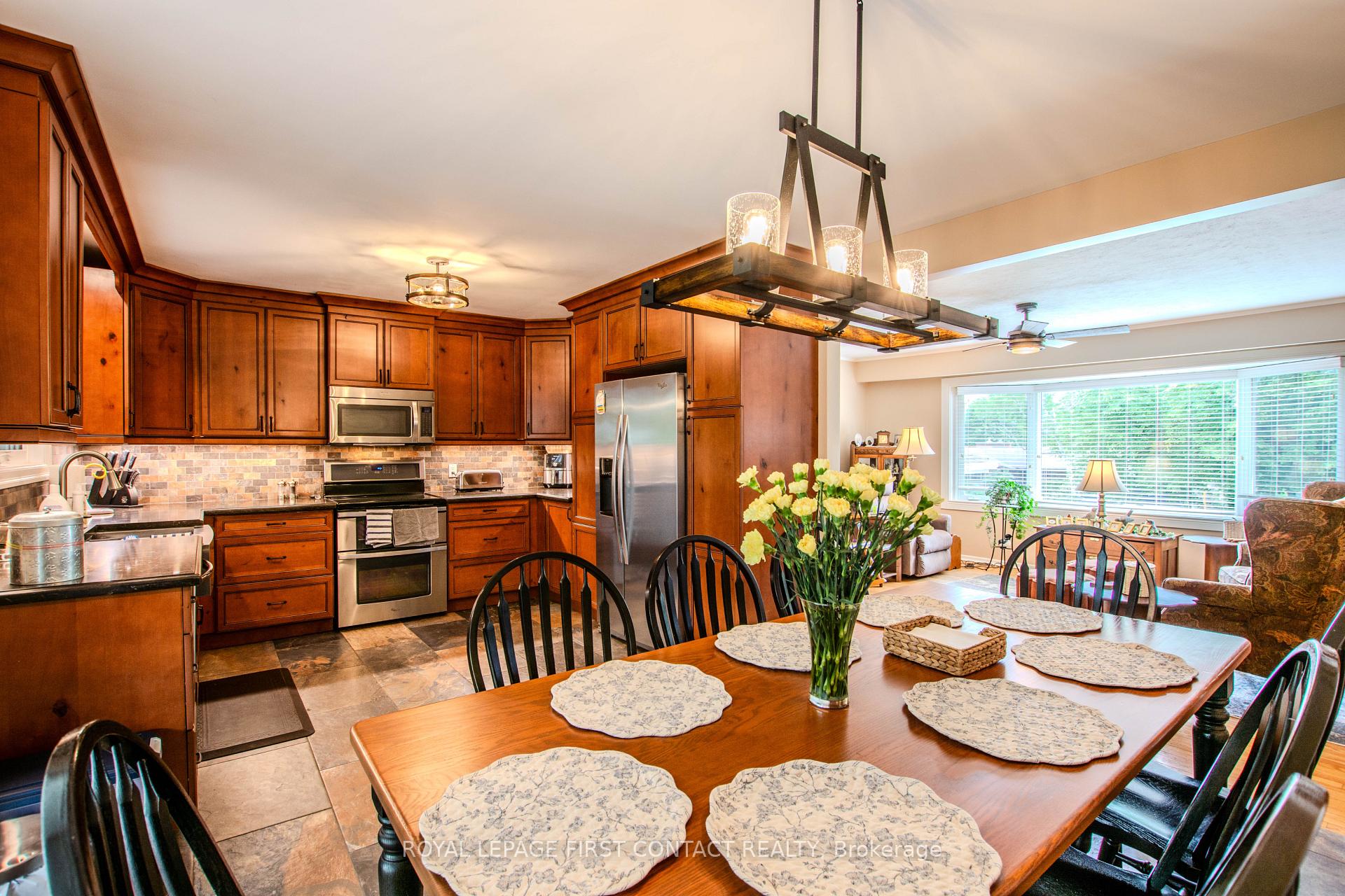 Photo 11 of 27 Tower Crescent, Barrie, Allandale Heights — HOMEH