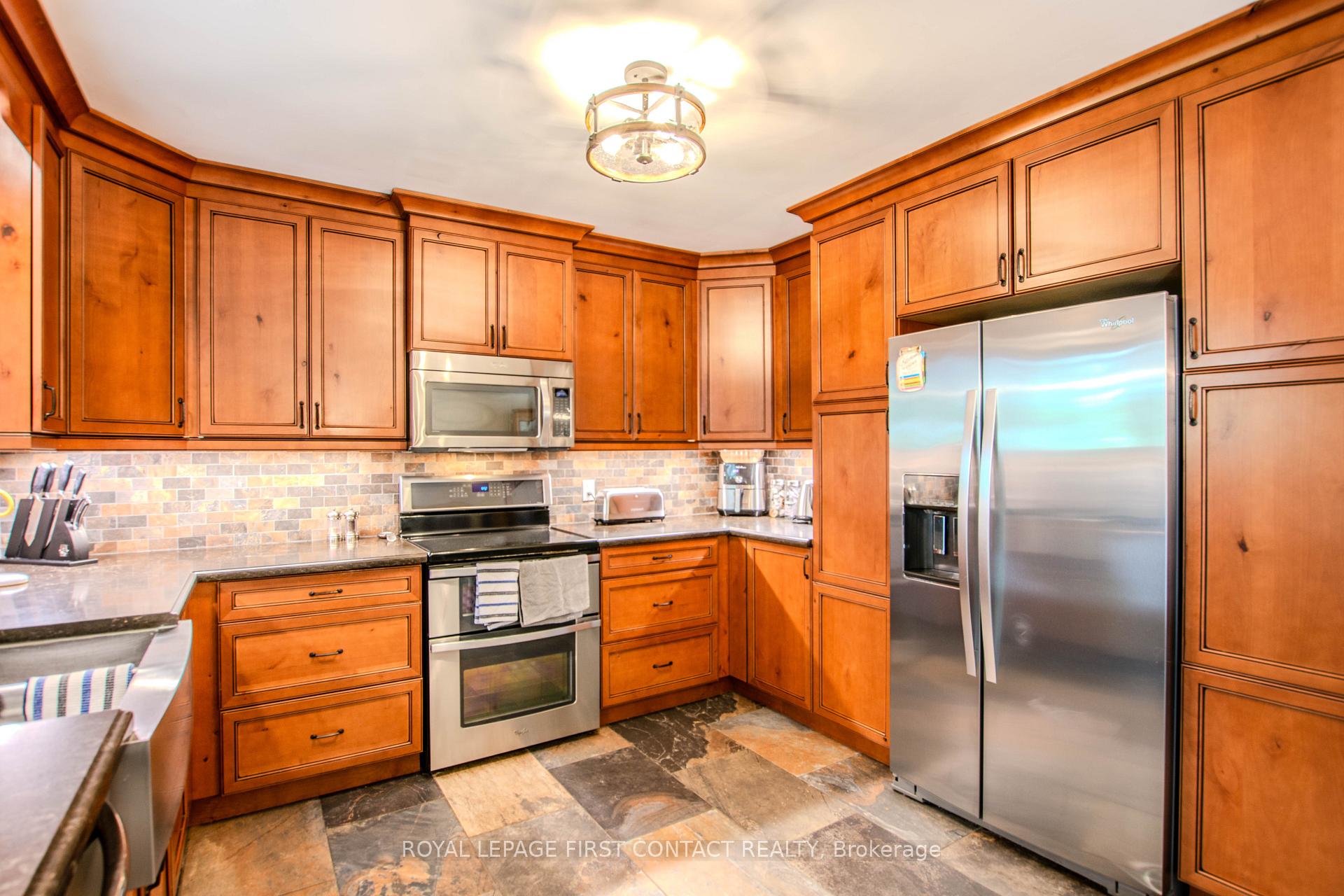 Photo 12 of 27 Tower Crescent, Barrie, Allandale Heights — HOMEH