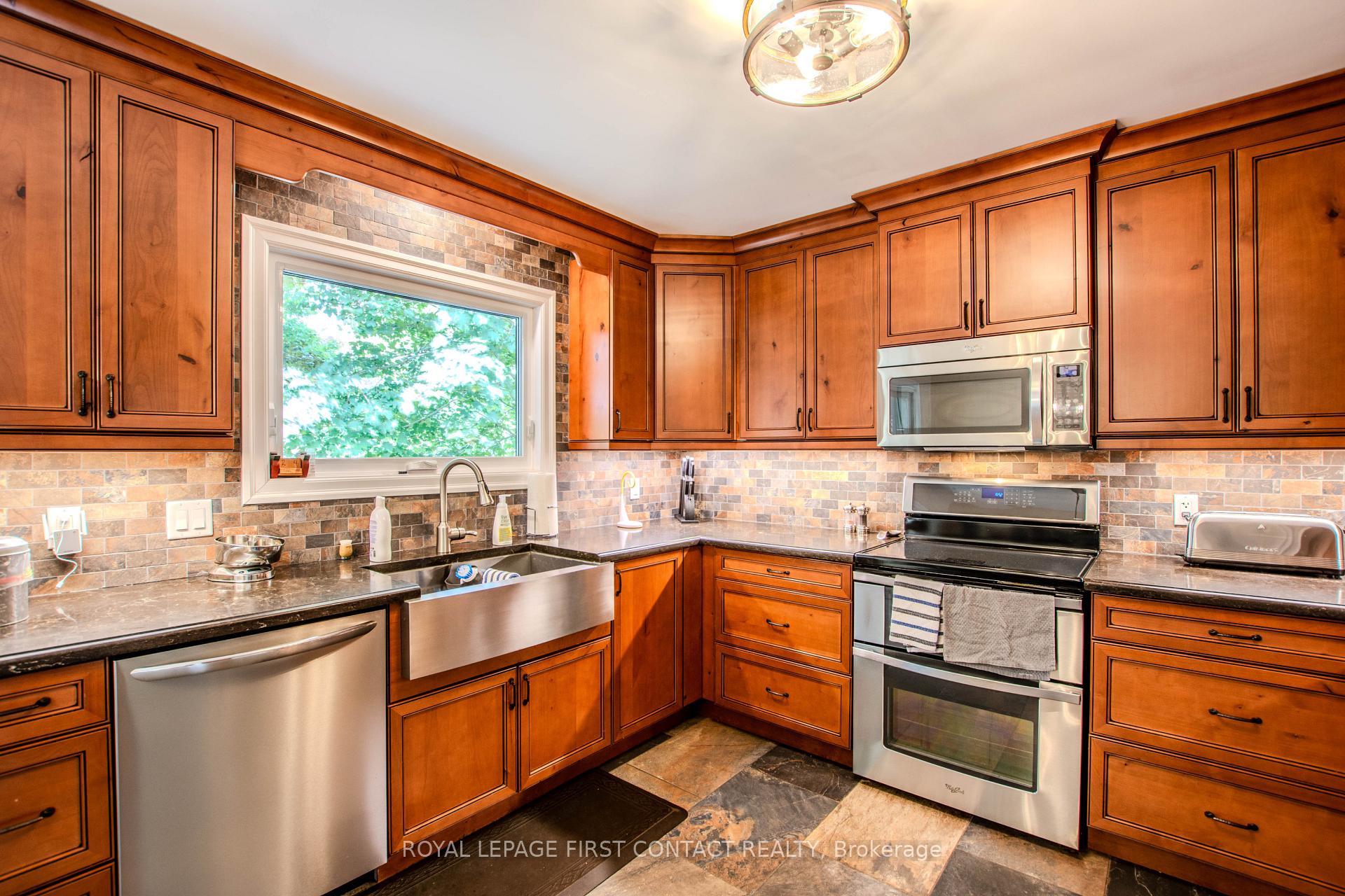 Photo 13 of 27 Tower Crescent, Barrie, Allandale Heights — HOMEH