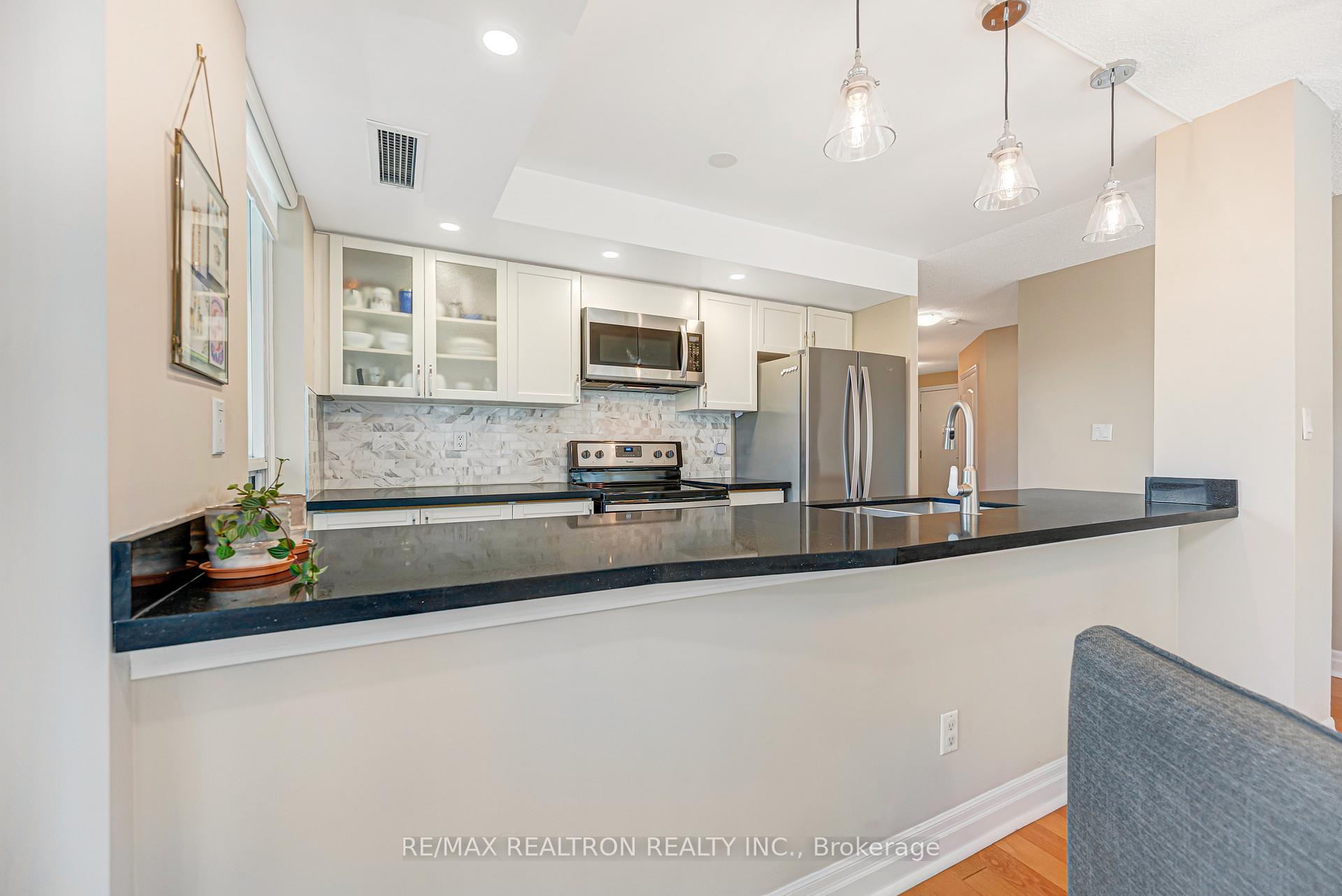 Photo 14 of Unit 515, 188 Doris Avenue, North York, Willowdale East — HOMEH