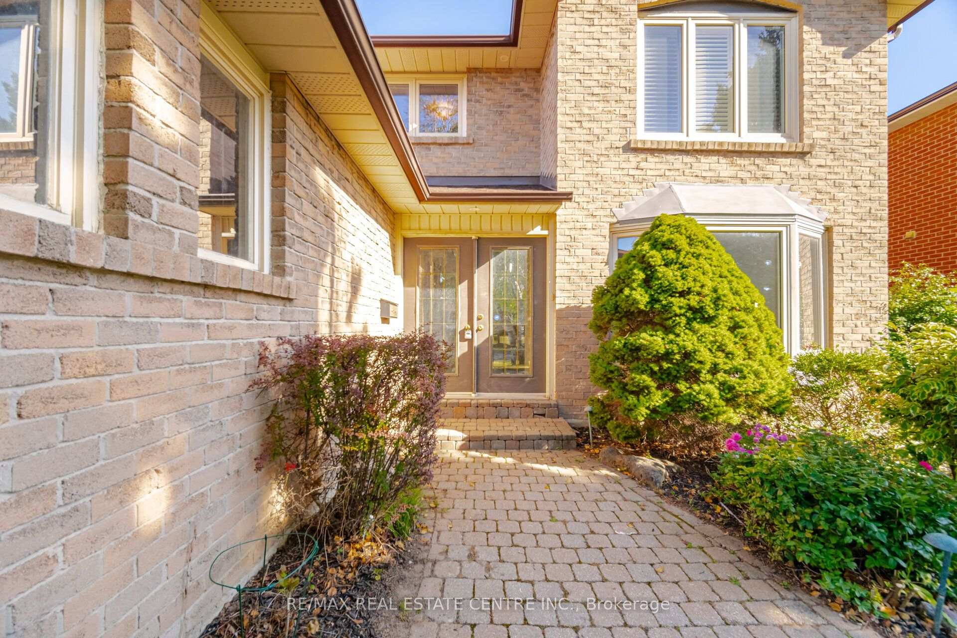 Photo 5 of 1572 Maple Ridge Drive, Mississauga, Rathwood — HOMEH